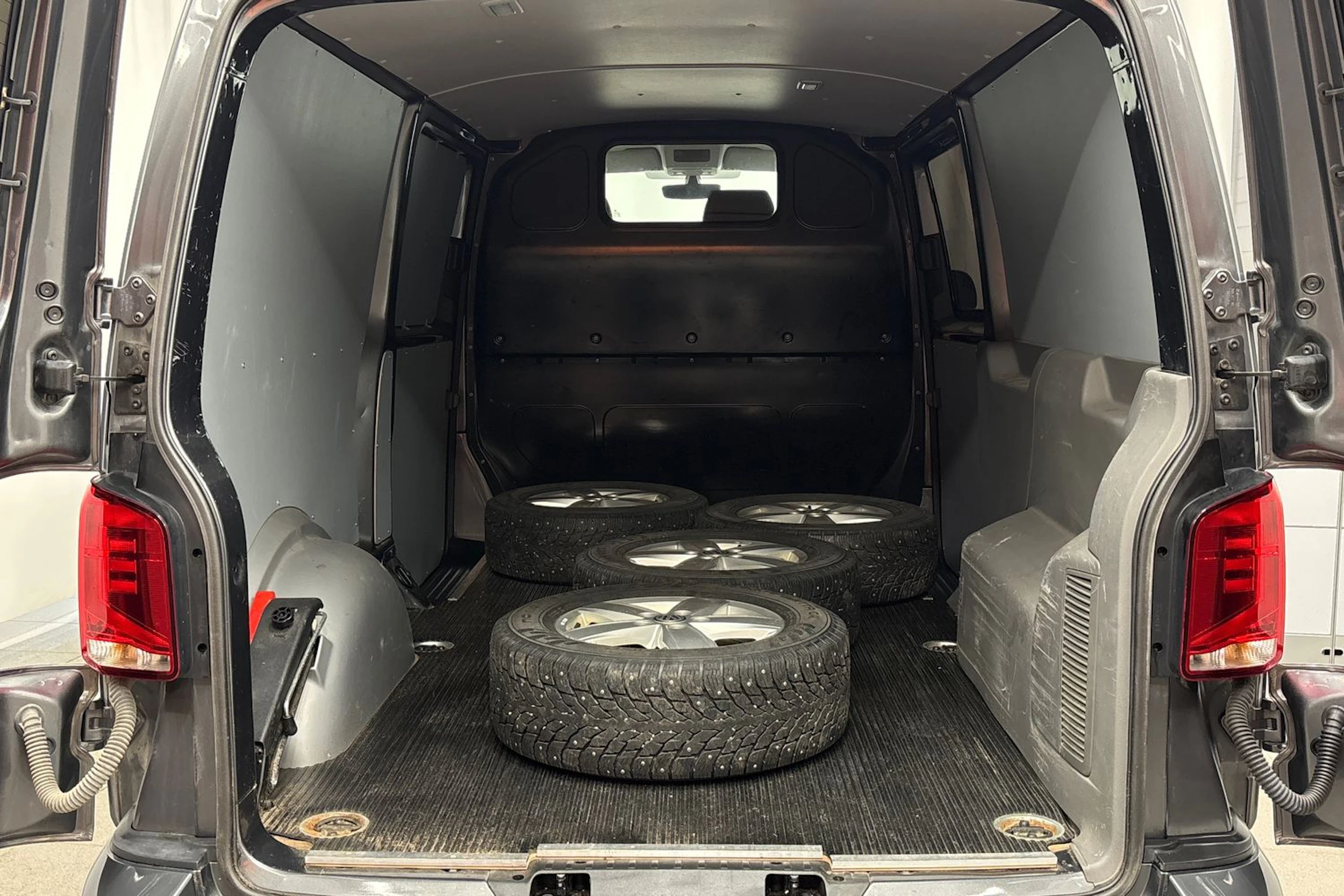 met. harmaa Volkswagen Transporter 2024 kuva 23.