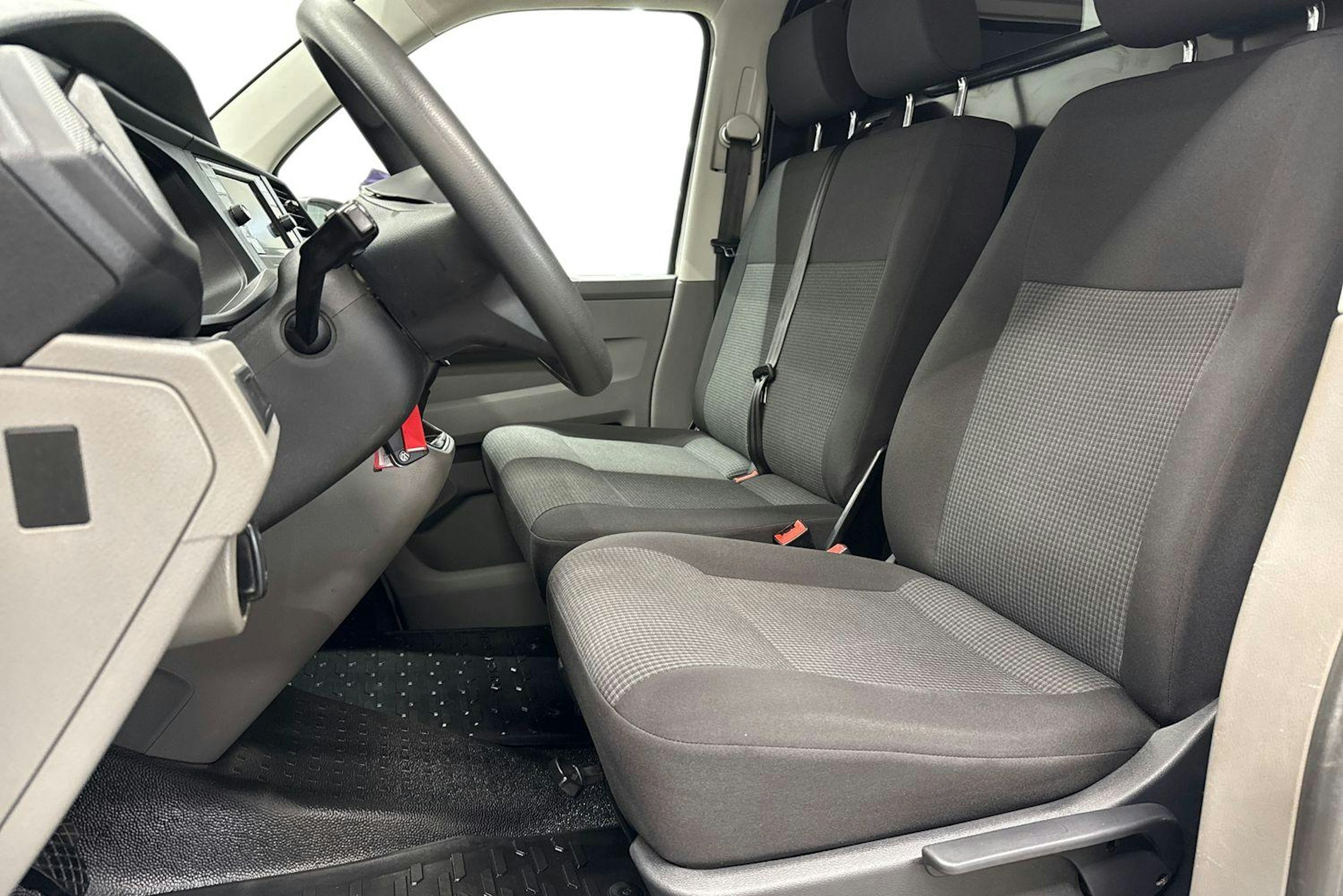 valkoinen Volkswagen Transporter 2023 kuva 7.