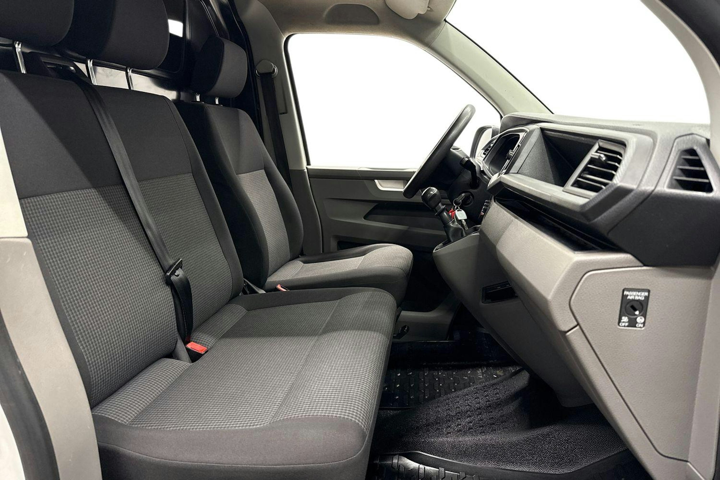 valkoinen Volkswagen Transporter 2023 kuva 10.