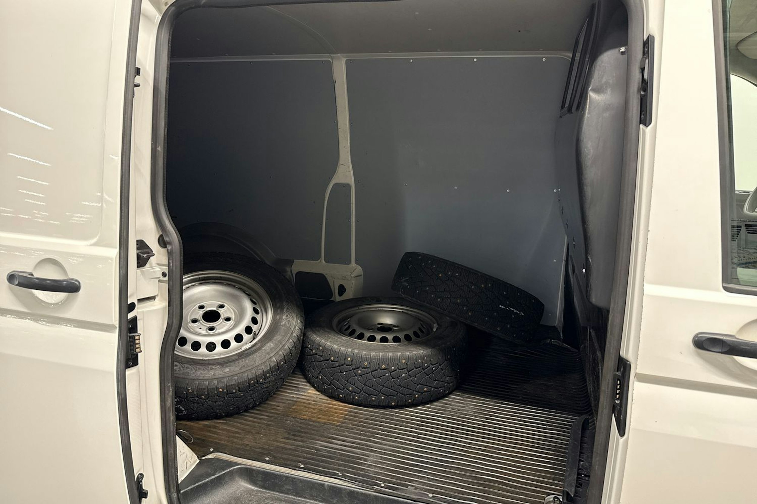 valkoinen Volkswagen Transporter 2023 kuva 13.