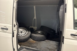 valkoinen Volkswagen Transporter 2023 kuva 13.