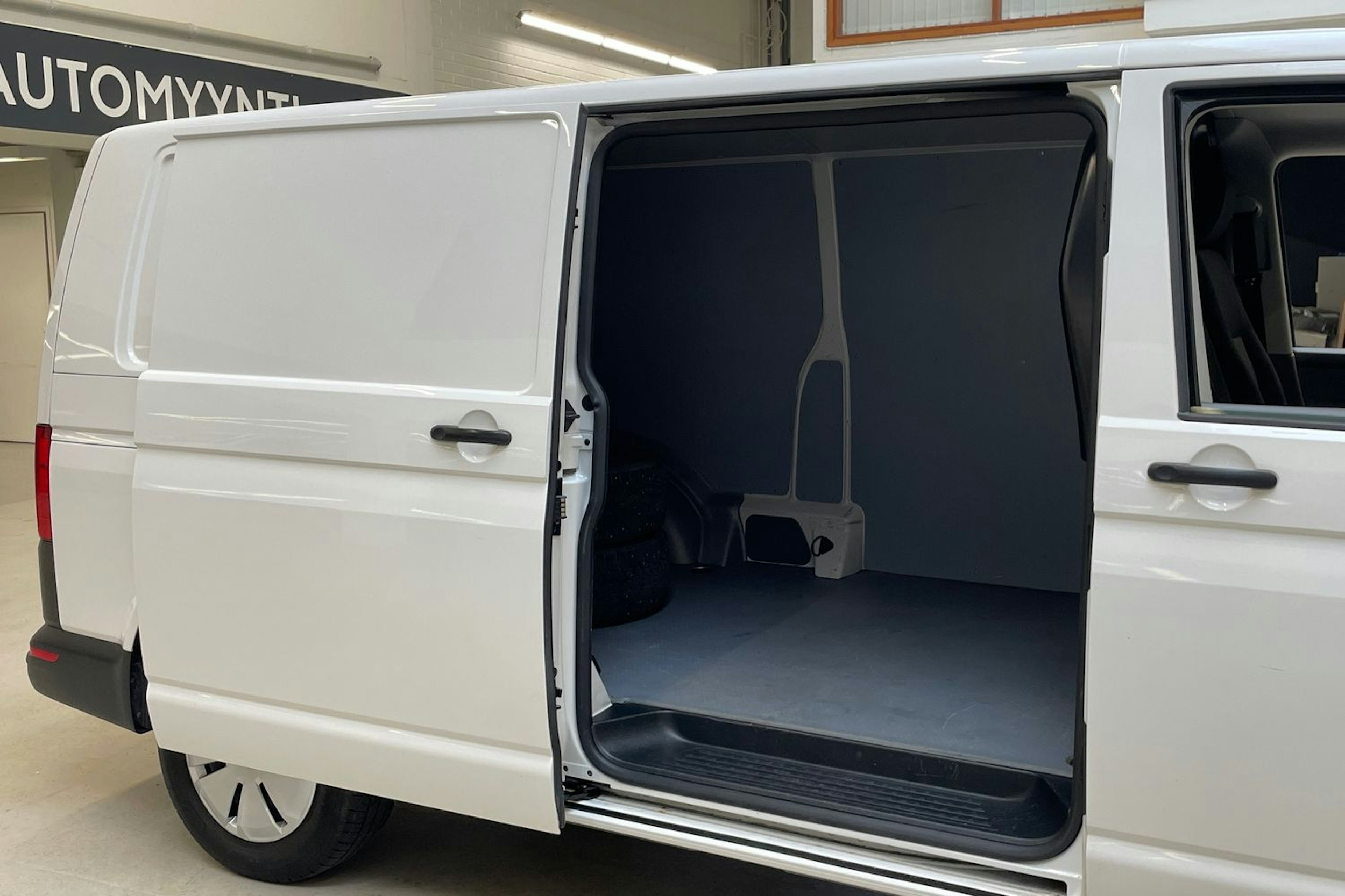 valkoinen Volkswagen Transporter 2023 kuva 9.