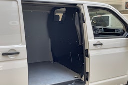 valkoinen Volkswagen Transporter 2023 kuva 10.