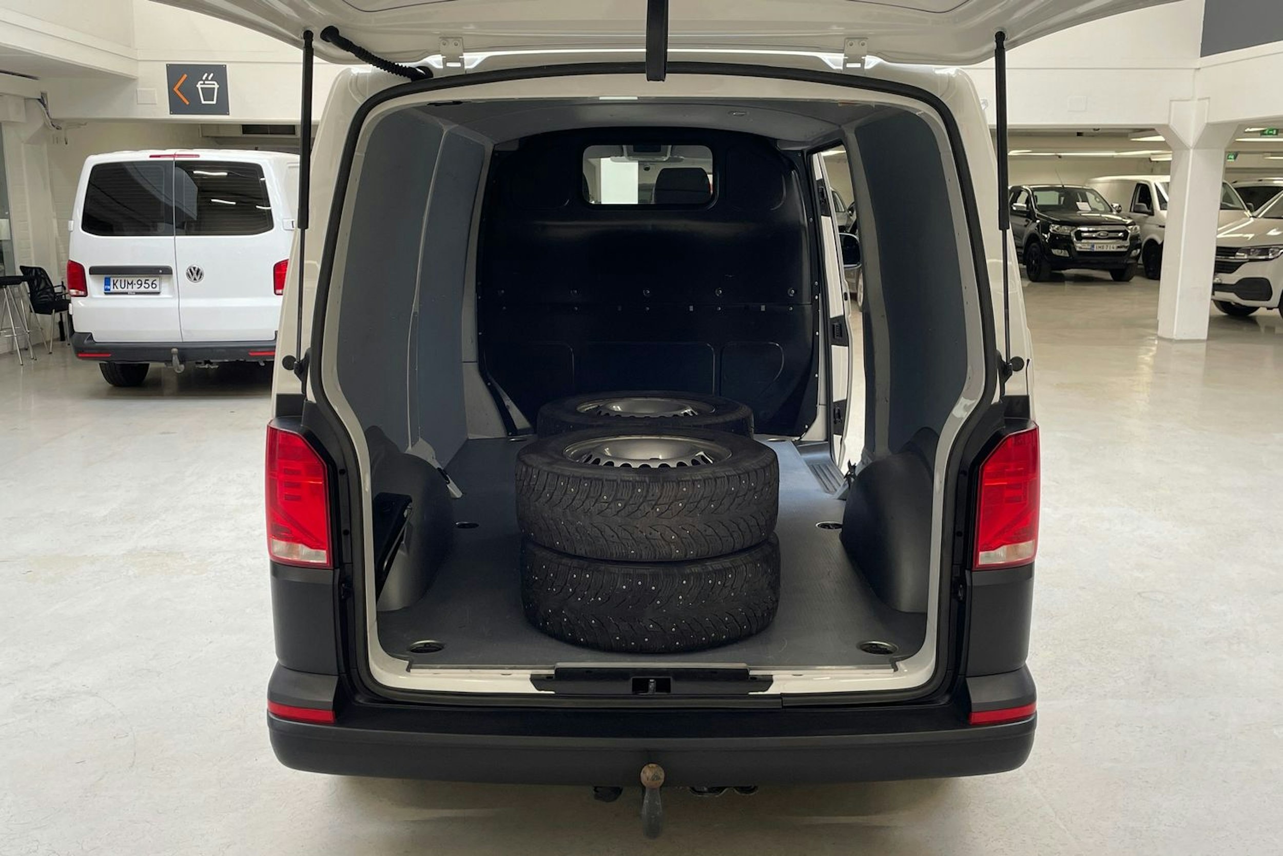 valkoinen Volkswagen Transporter 2023 kuva 11.