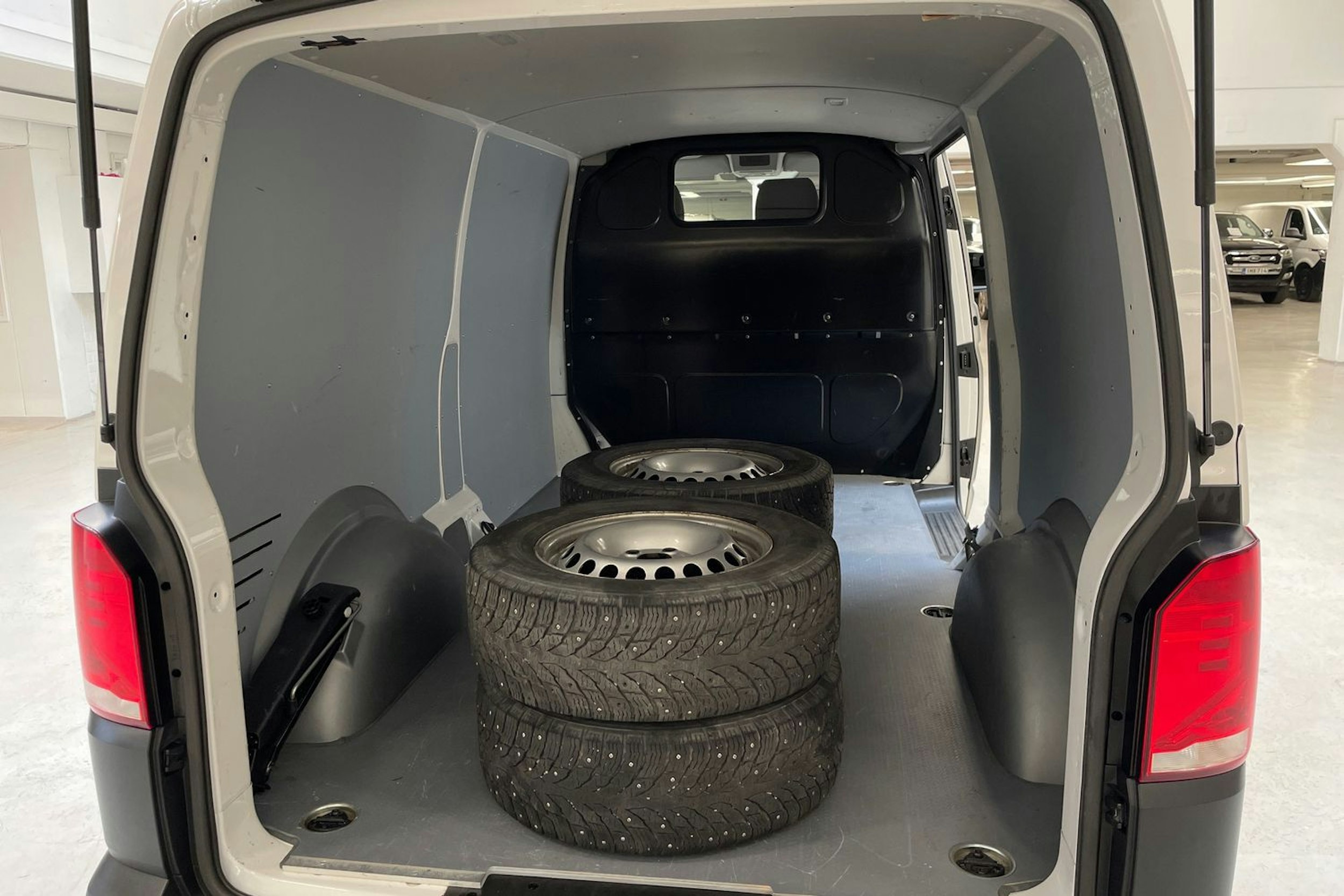 valkoinen Volkswagen Transporter 2023 kuva 12.