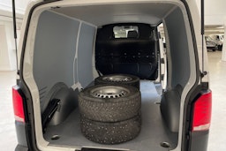 valkoinen Volkswagen Transporter 2023 kuva 12.