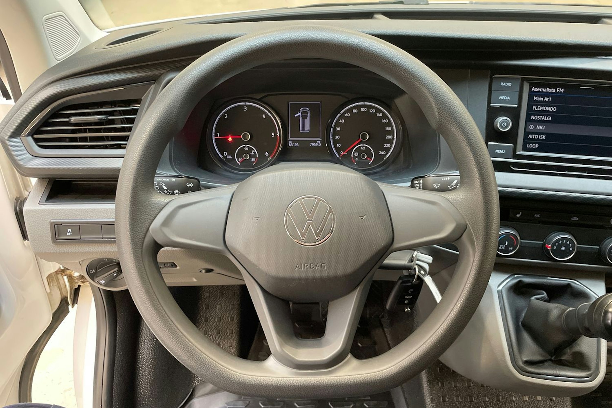 valkoinen Volkswagen Transporter 2023 kuva 14.