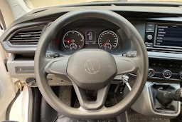 valkoinen Volkswagen Transporter 2023 kuva 14.