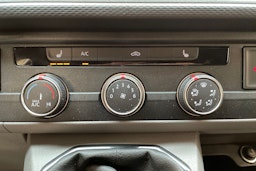 valkoinen Volkswagen Transporter 2023 kuva 19.