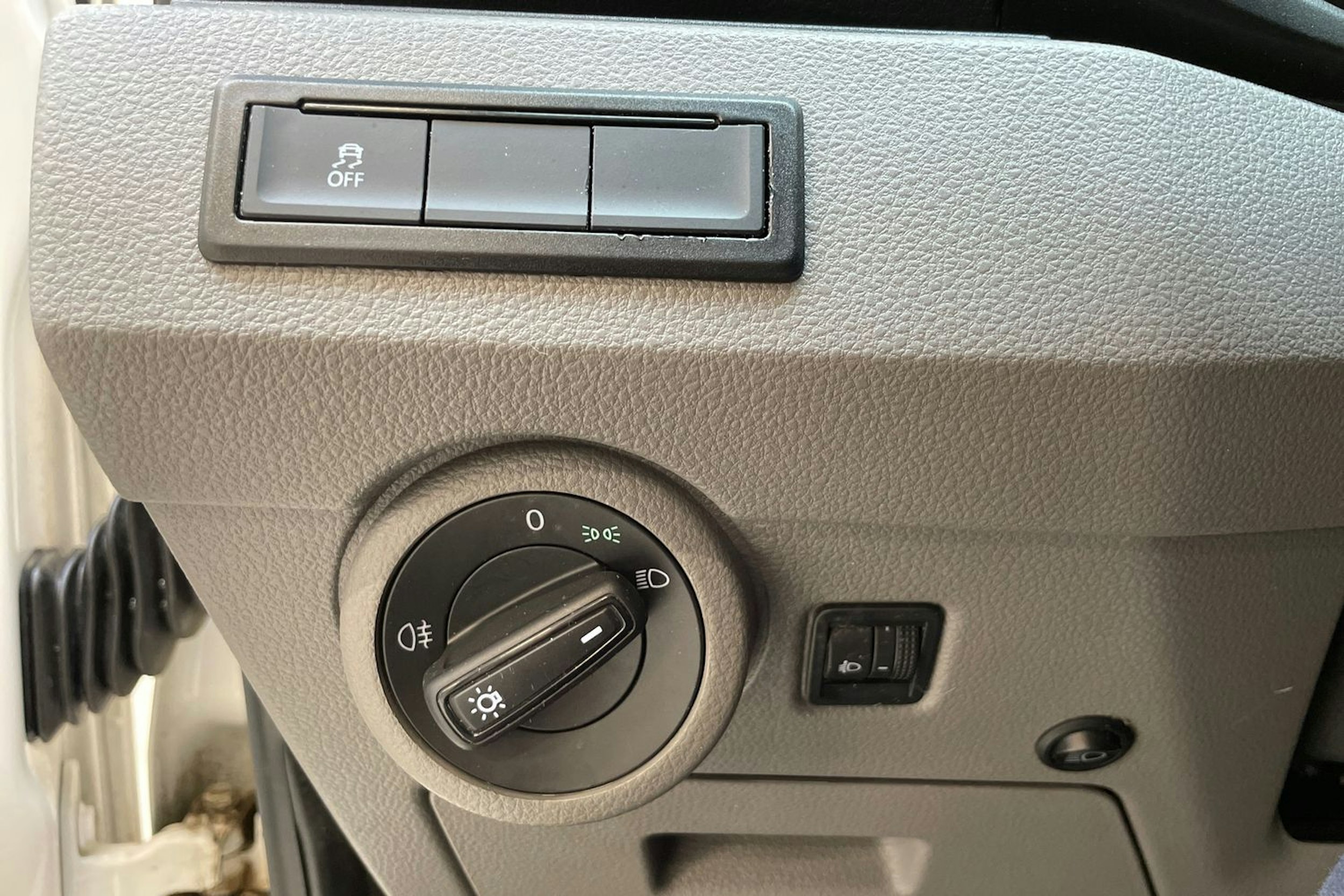 valkoinen Volkswagen Transporter 2023 kuva 21.