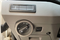 valkoinen Volkswagen Transporter 2023 kuva 21.
