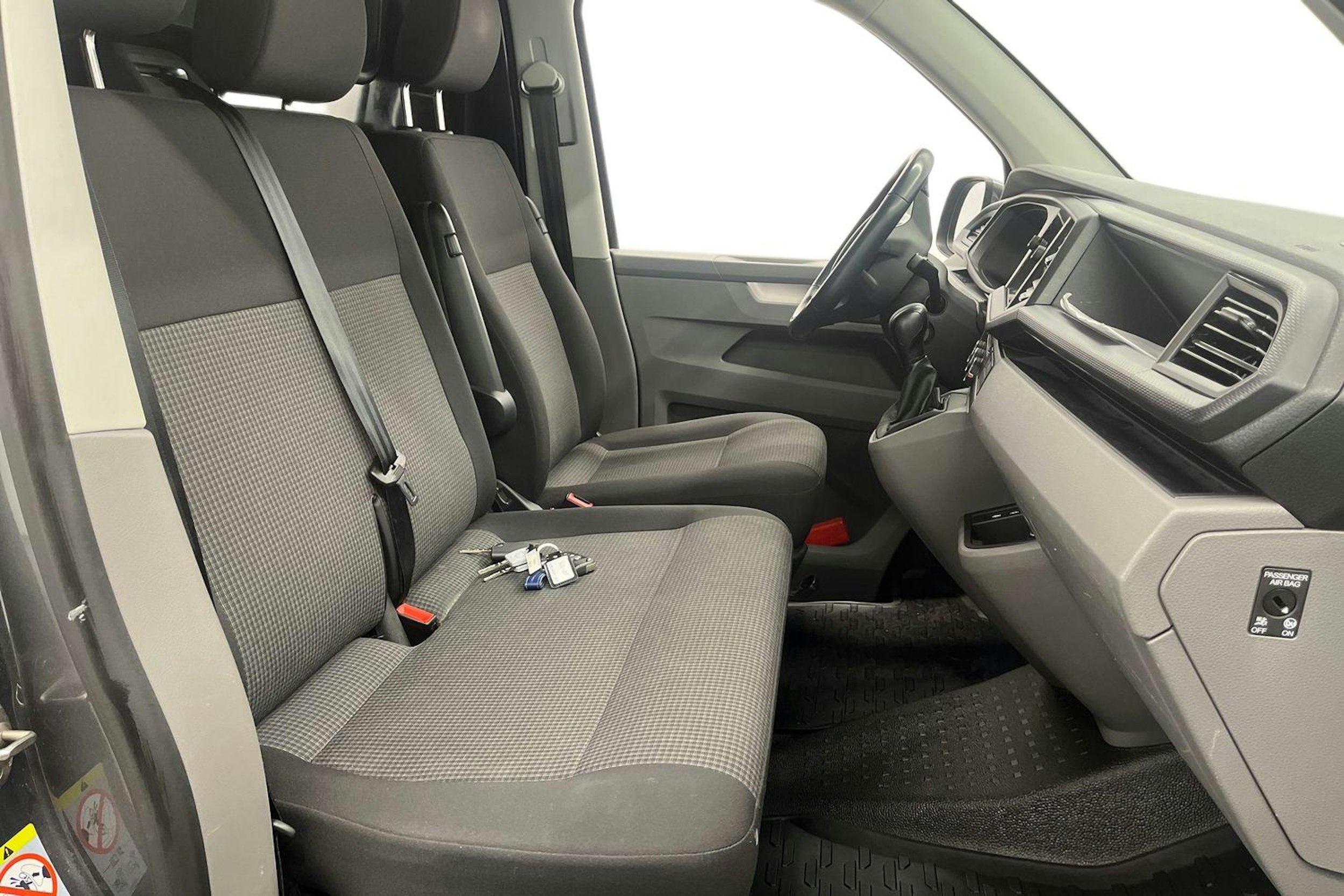 harmaa Volkswagen Transporter 2023 kuva 10.