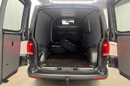 harmaa Volkswagen Transporter 2023 kuva 14.