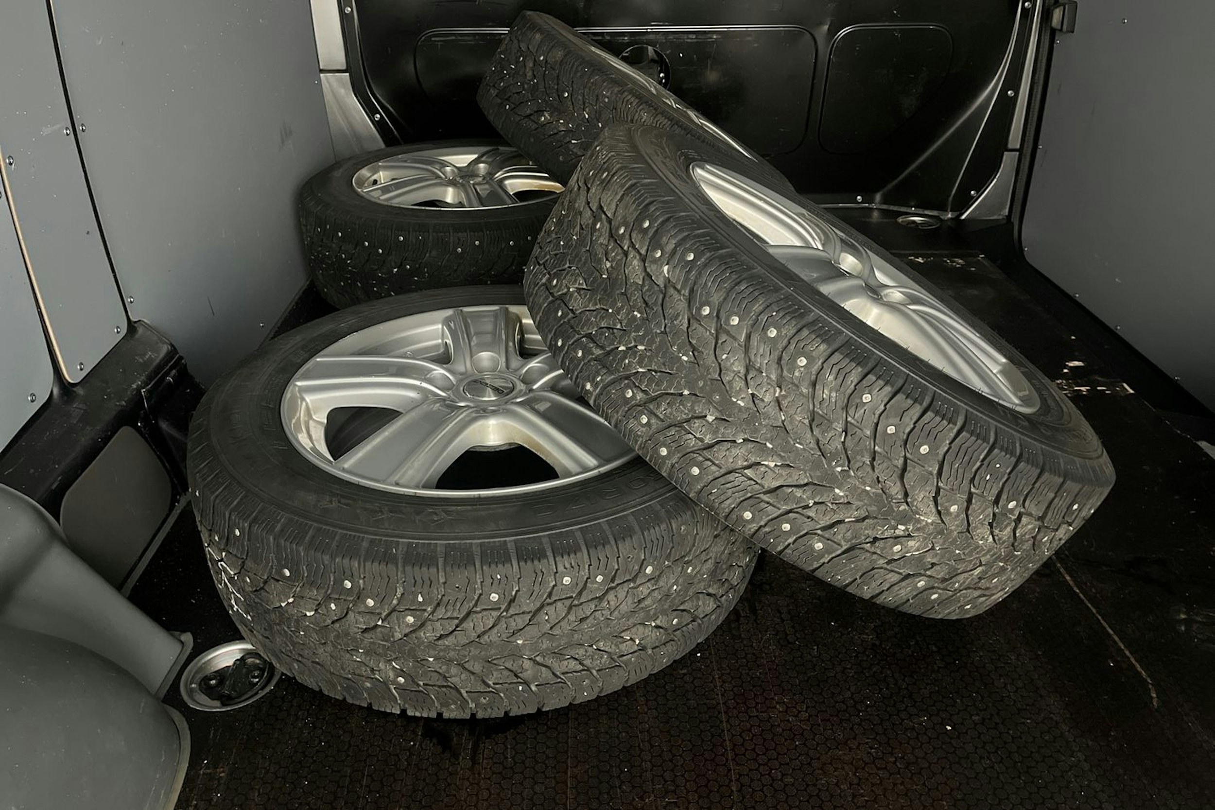 harmaa Volkswagen Transporter 2023 kuva 15.