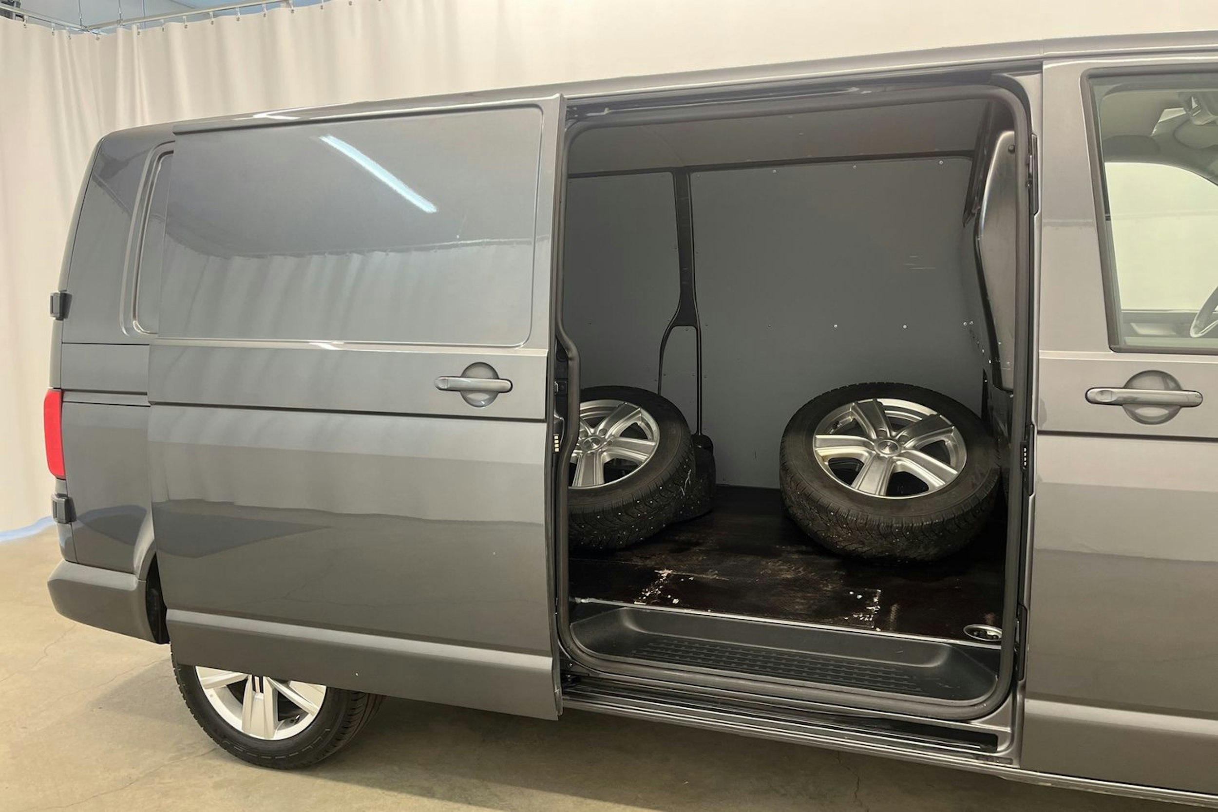 harmaa Volkswagen Transporter 2023 kuva 16.