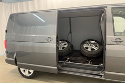 harmaa Volkswagen Transporter 2023 kuva 16.