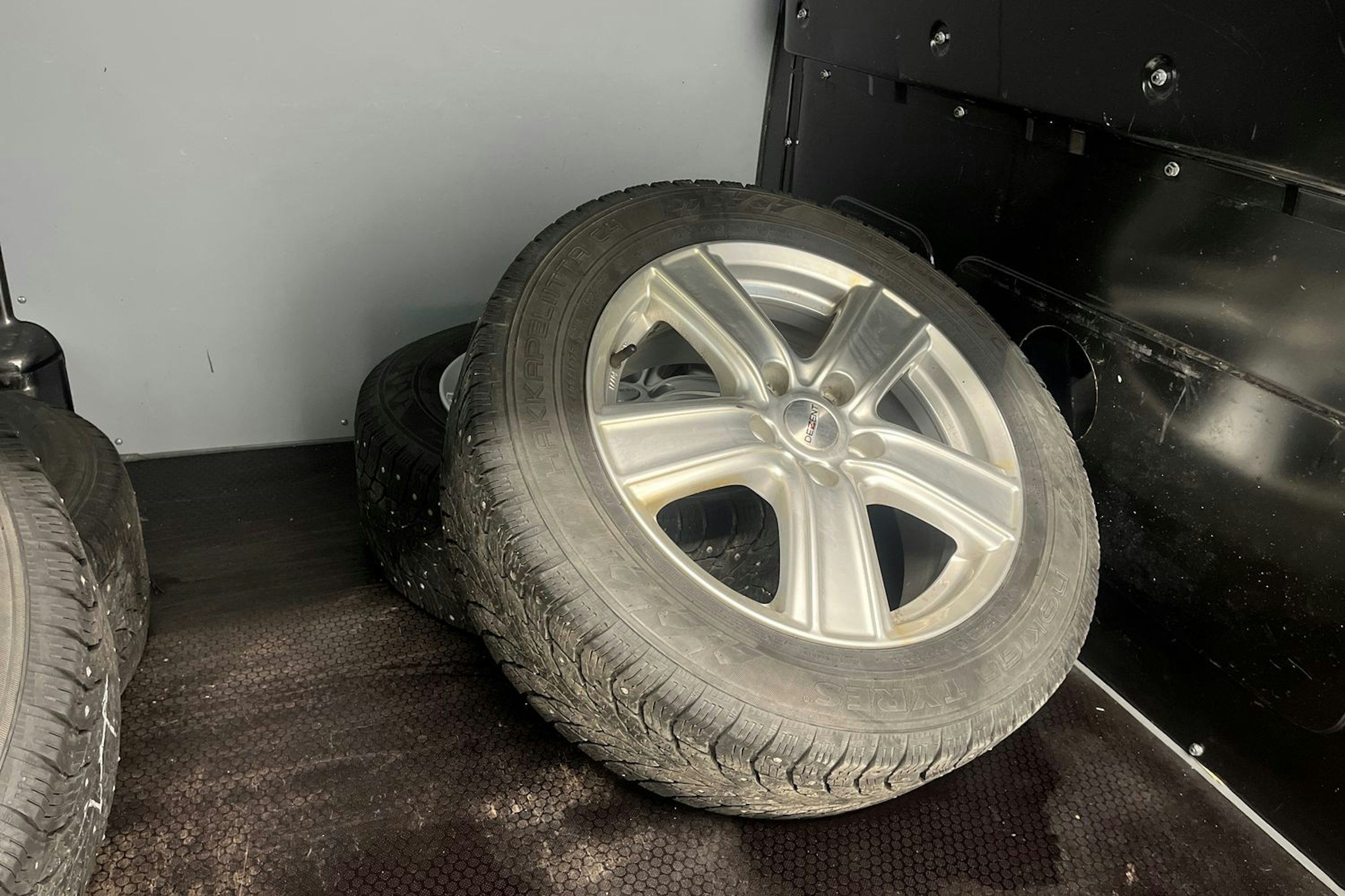 harmaa Volkswagen Transporter 2023 kuva 17.
