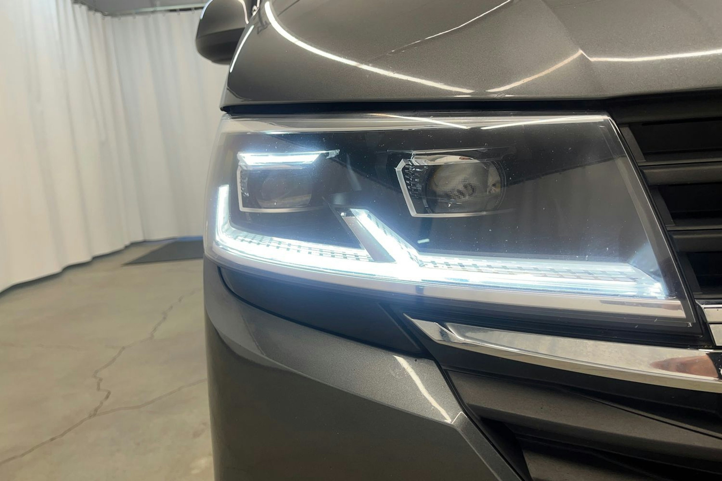 harmaa Volkswagen Transporter 2023 kuva 18.