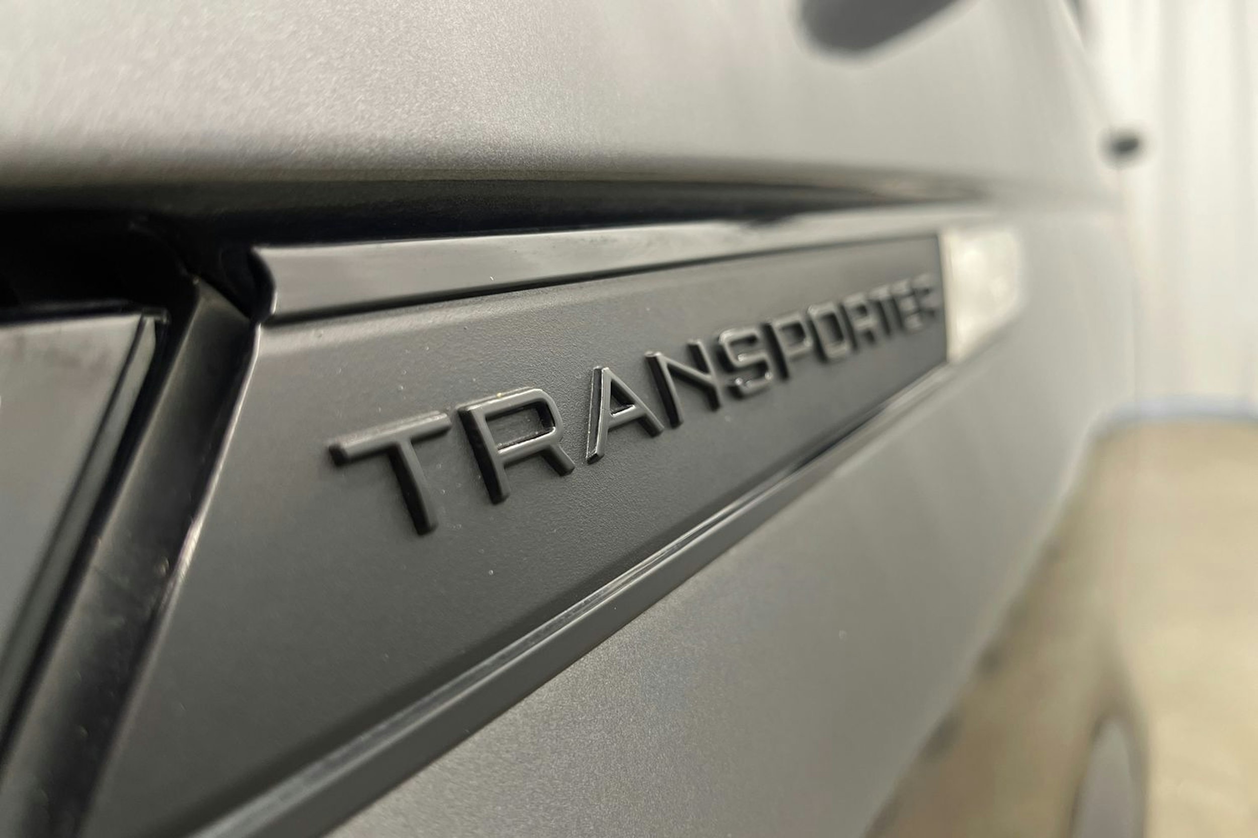 harmaa Volkswagen Transporter 2023 kuva 20.