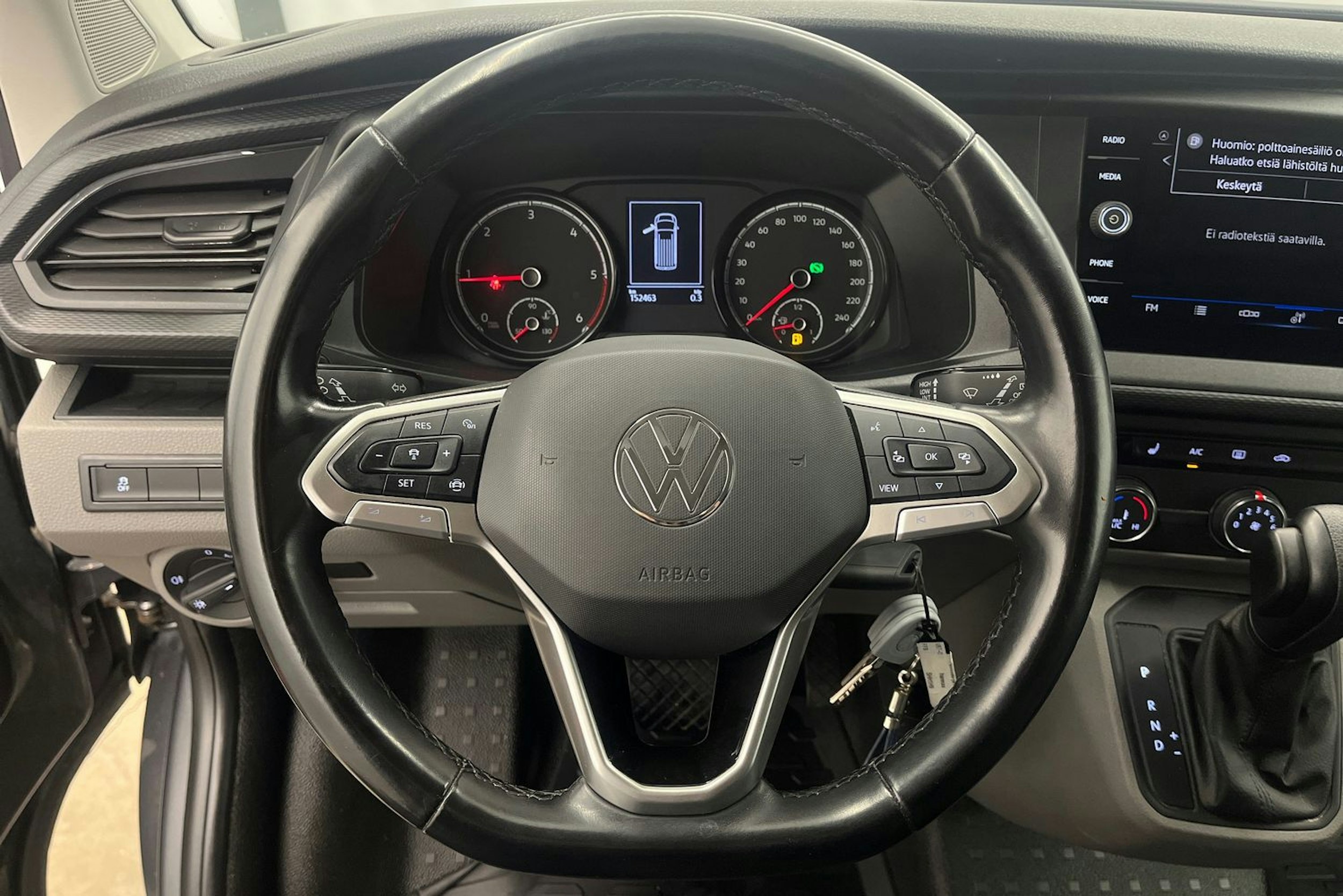 harmaa Volkswagen Transporter 2023 kuva 21.