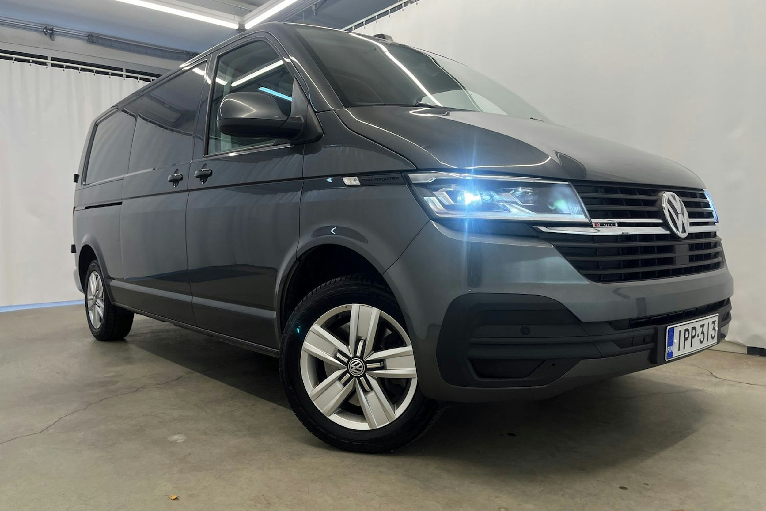 harmaa Volkswagen Transporter 2023 kuva 33.