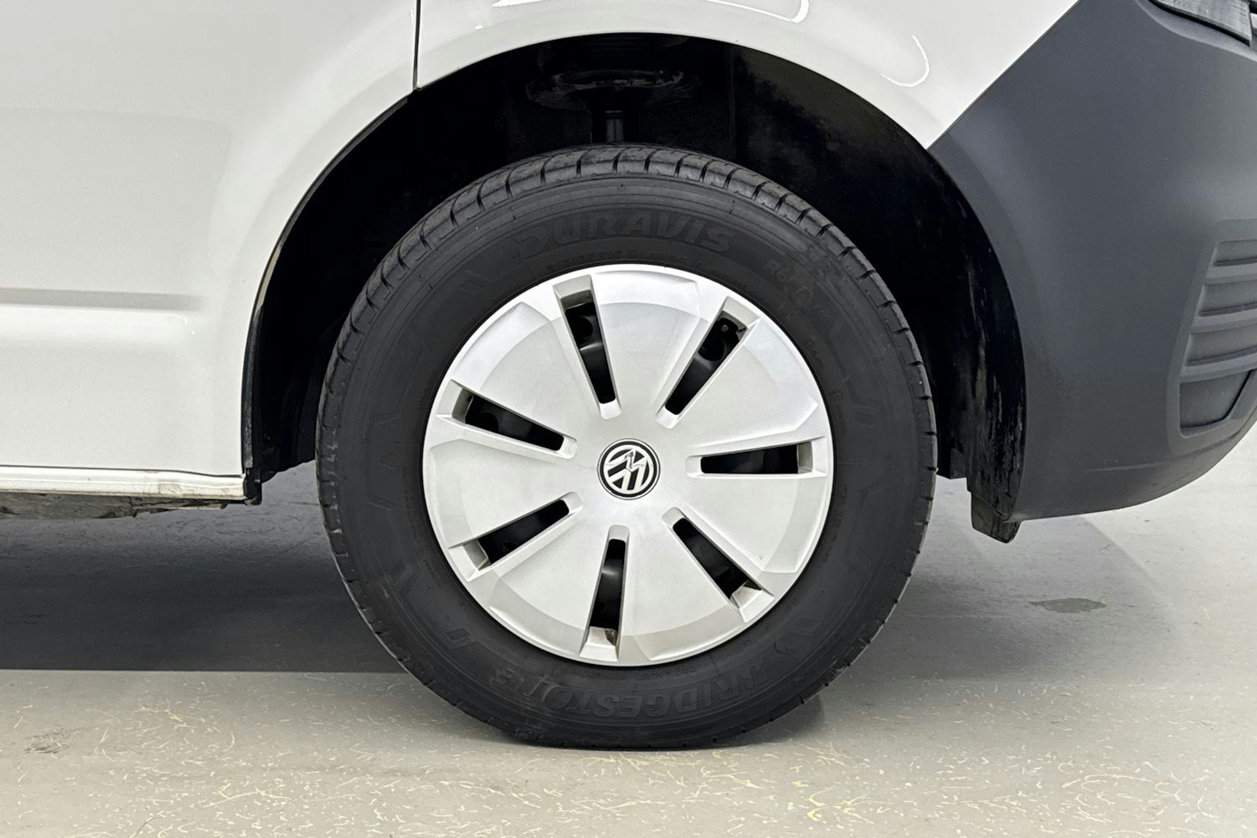 valkoinen Volkswagen Transporter 2023 kuva 9.