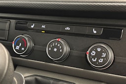 valkoinen Volkswagen Transporter 2023 kuva 15.