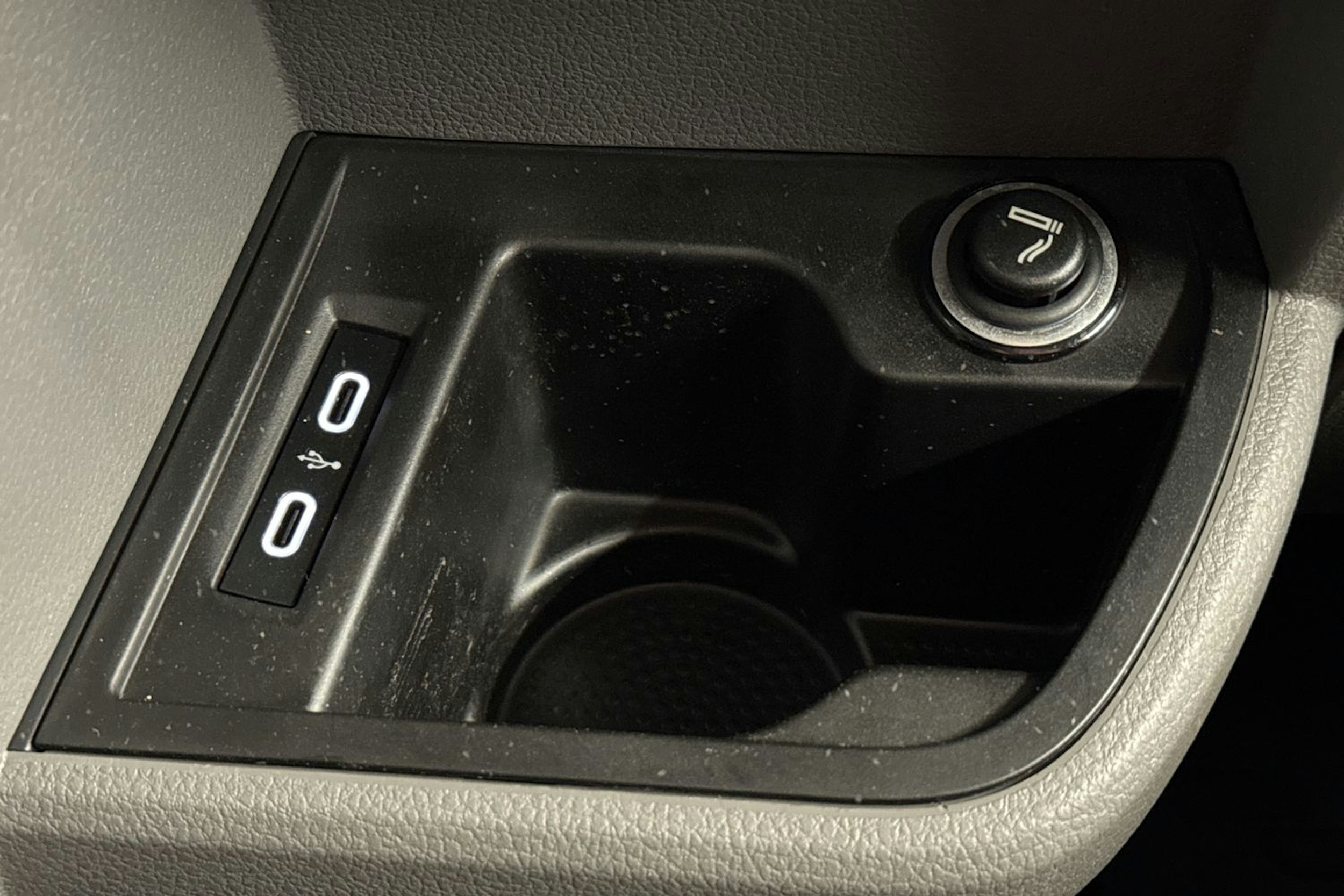 valkoinen Volkswagen Transporter 2023 kuva 16.