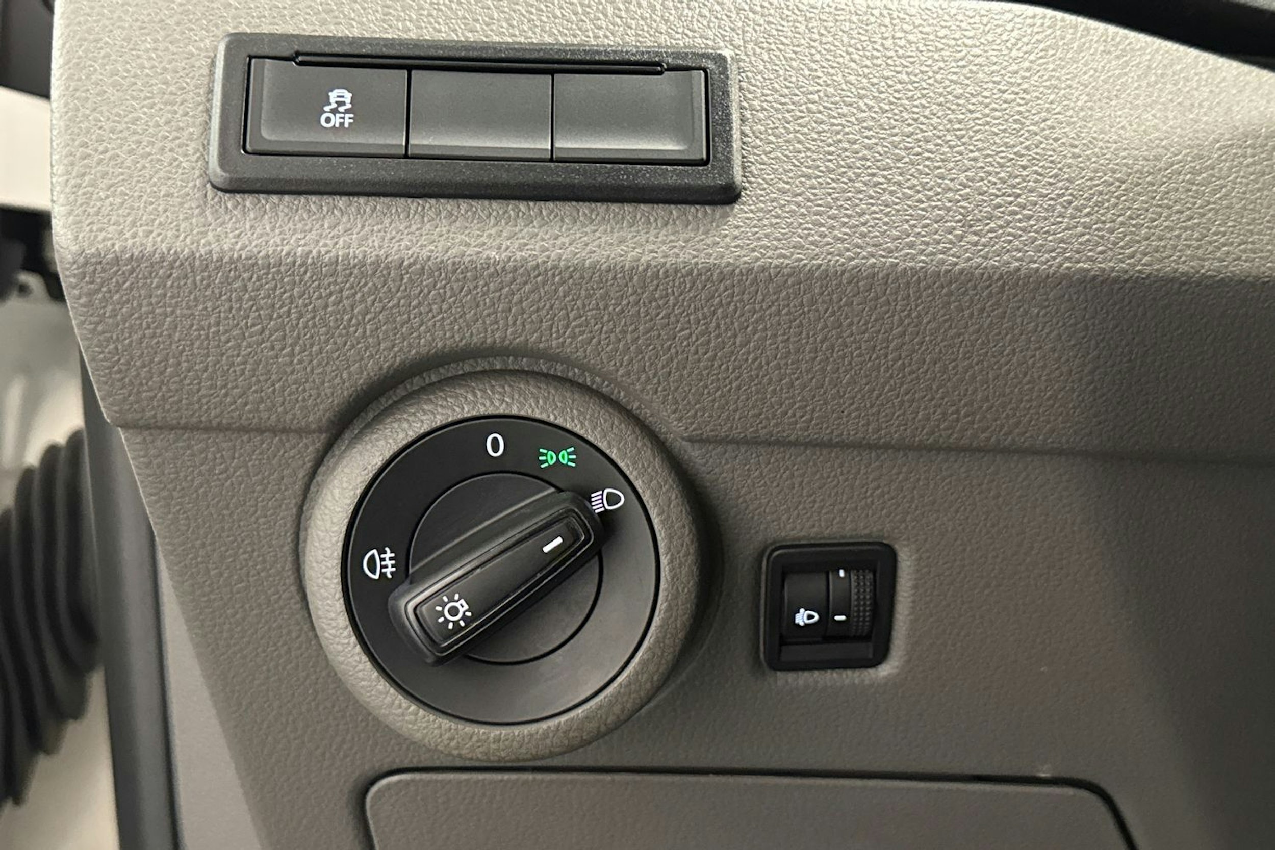 valkoinen Volkswagen Transporter 2023 kuva 17.