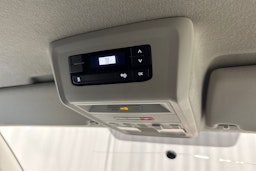 valkoinen Volkswagen Transporter 2023 kuva 18.