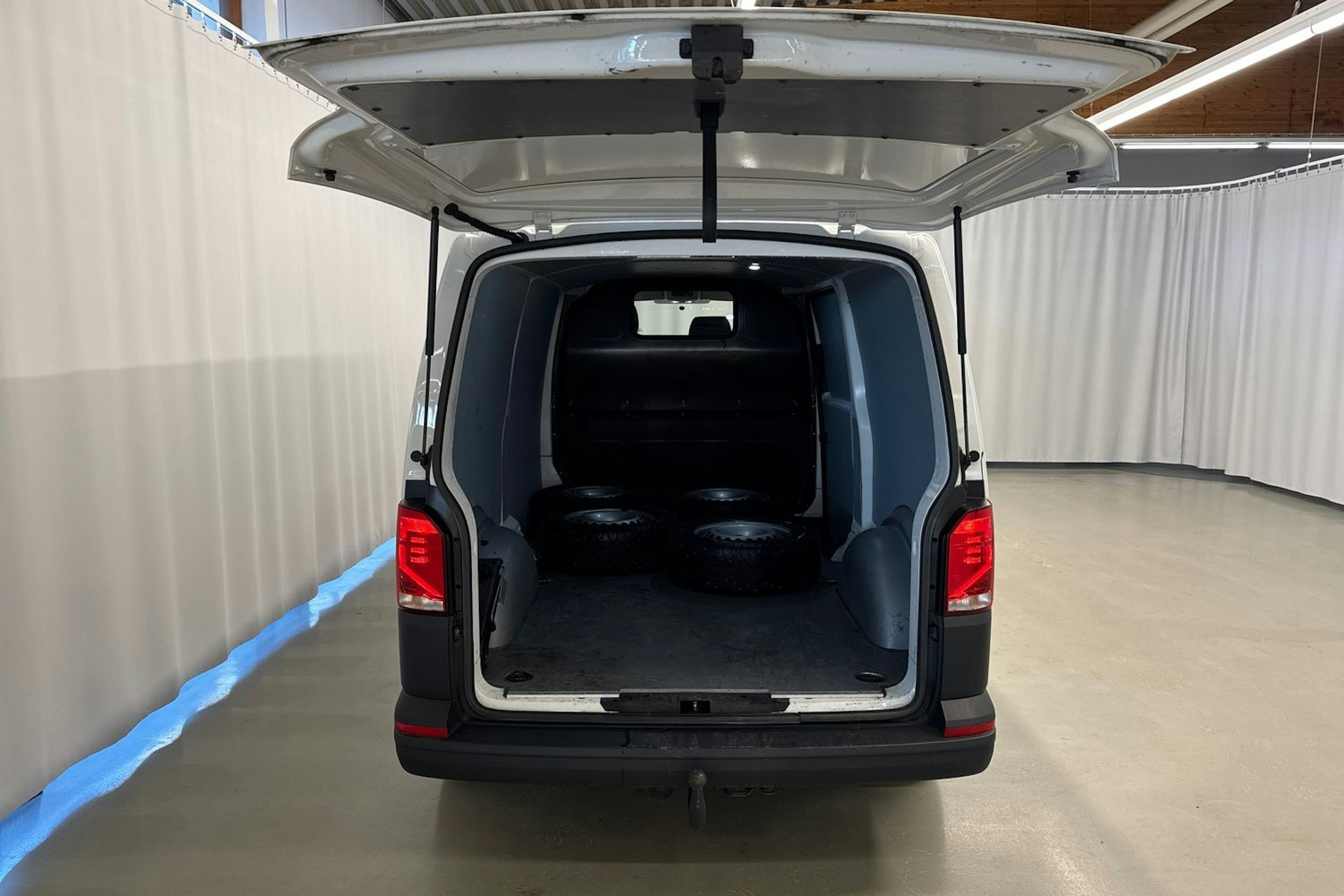 valkoinen Volkswagen Transporter 2023 kuva 19.