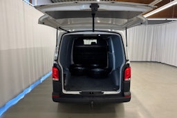 valkoinen Volkswagen Transporter 2023 kuva 19.