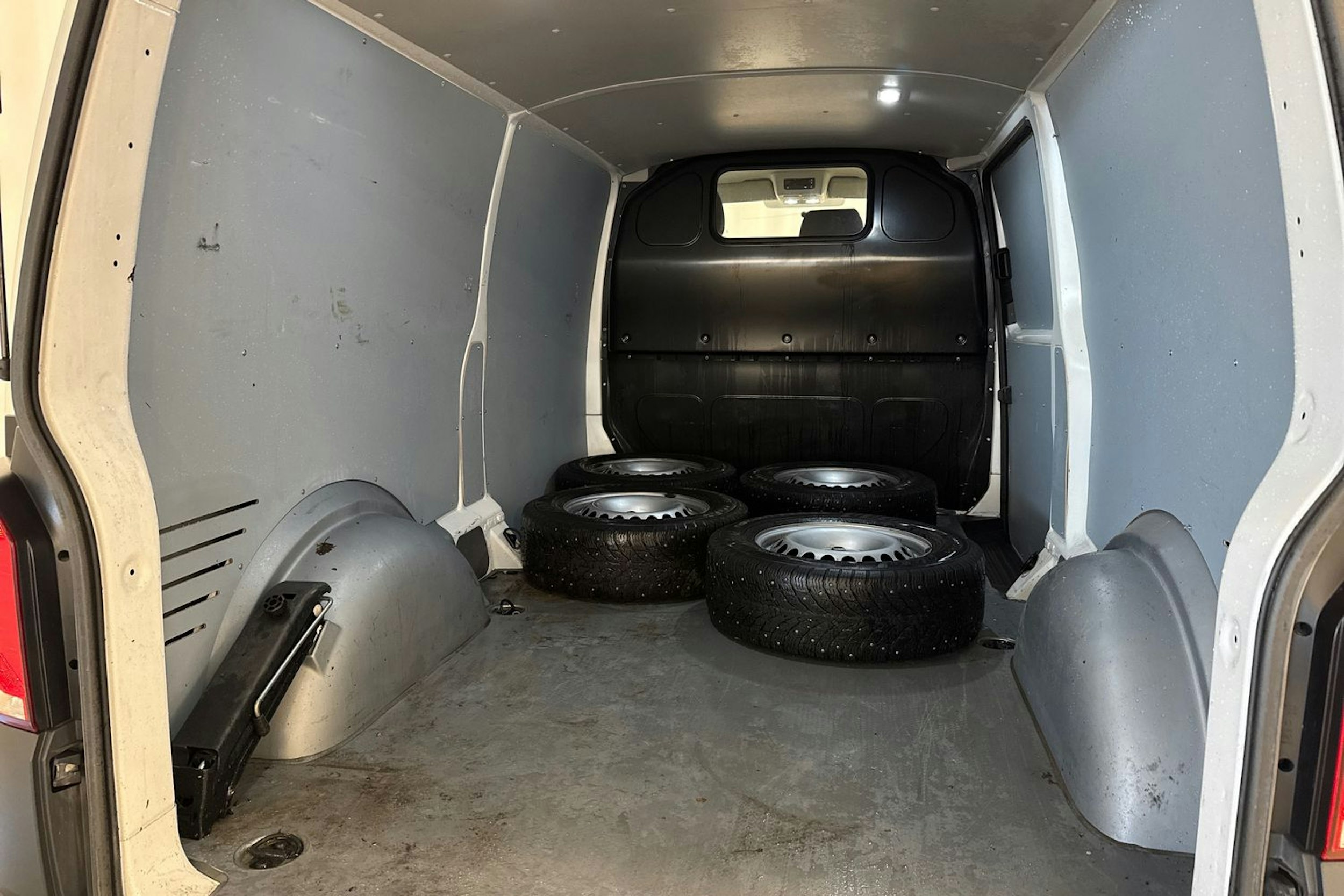 valkoinen Volkswagen Transporter 2023 kuva 20.