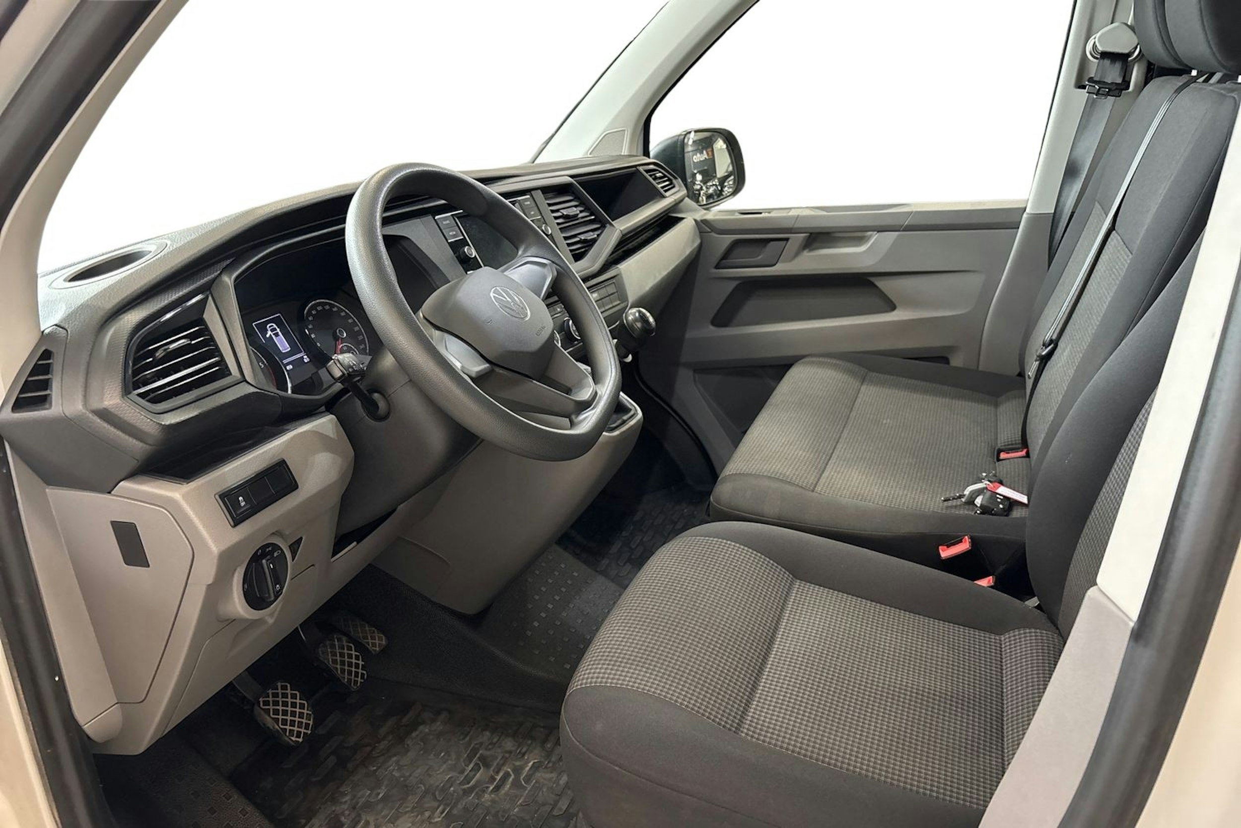valkoinen Volkswagen Transporter 2023 kuva 3.