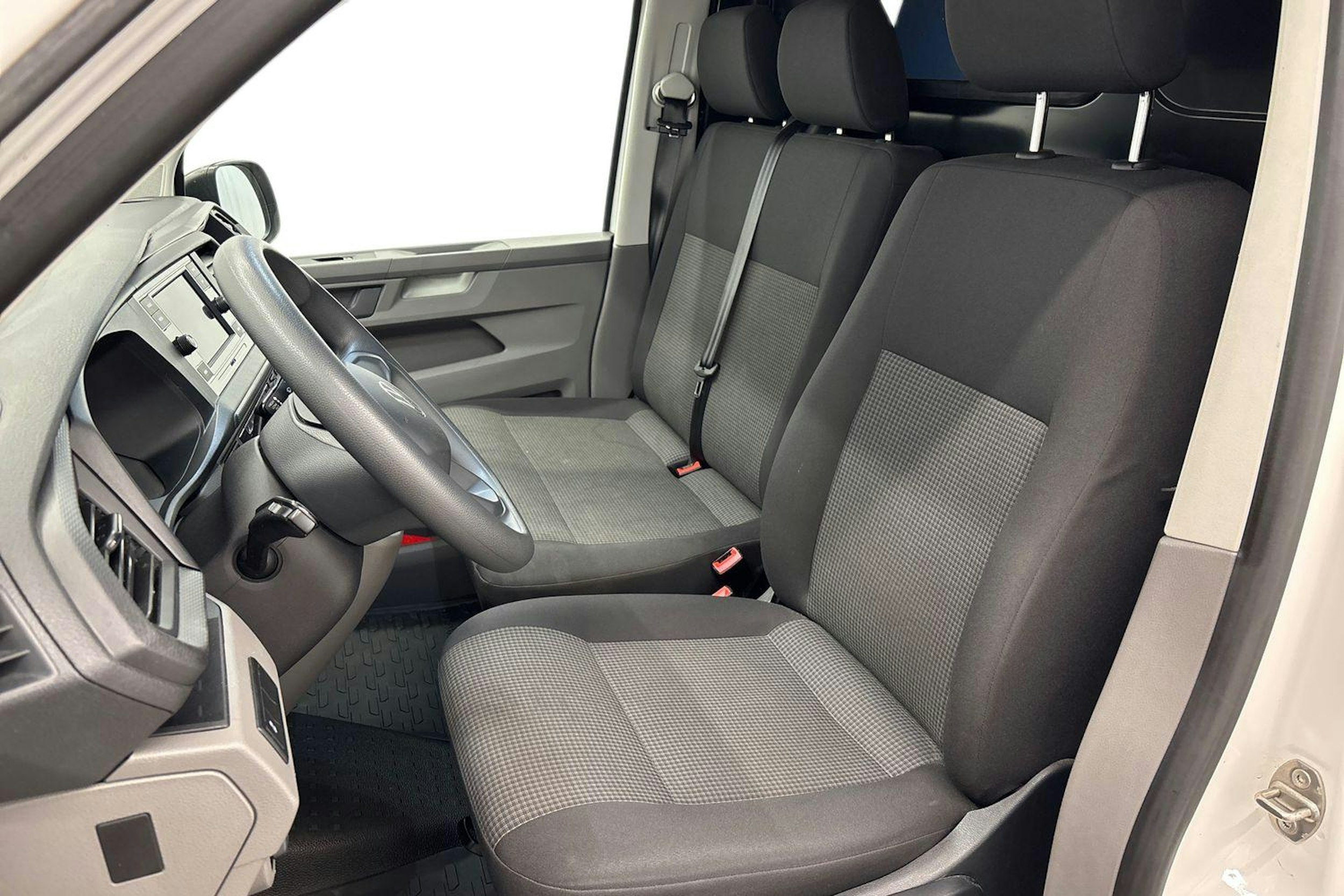 valkoinen Volkswagen Transporter 2023 kuva 7.