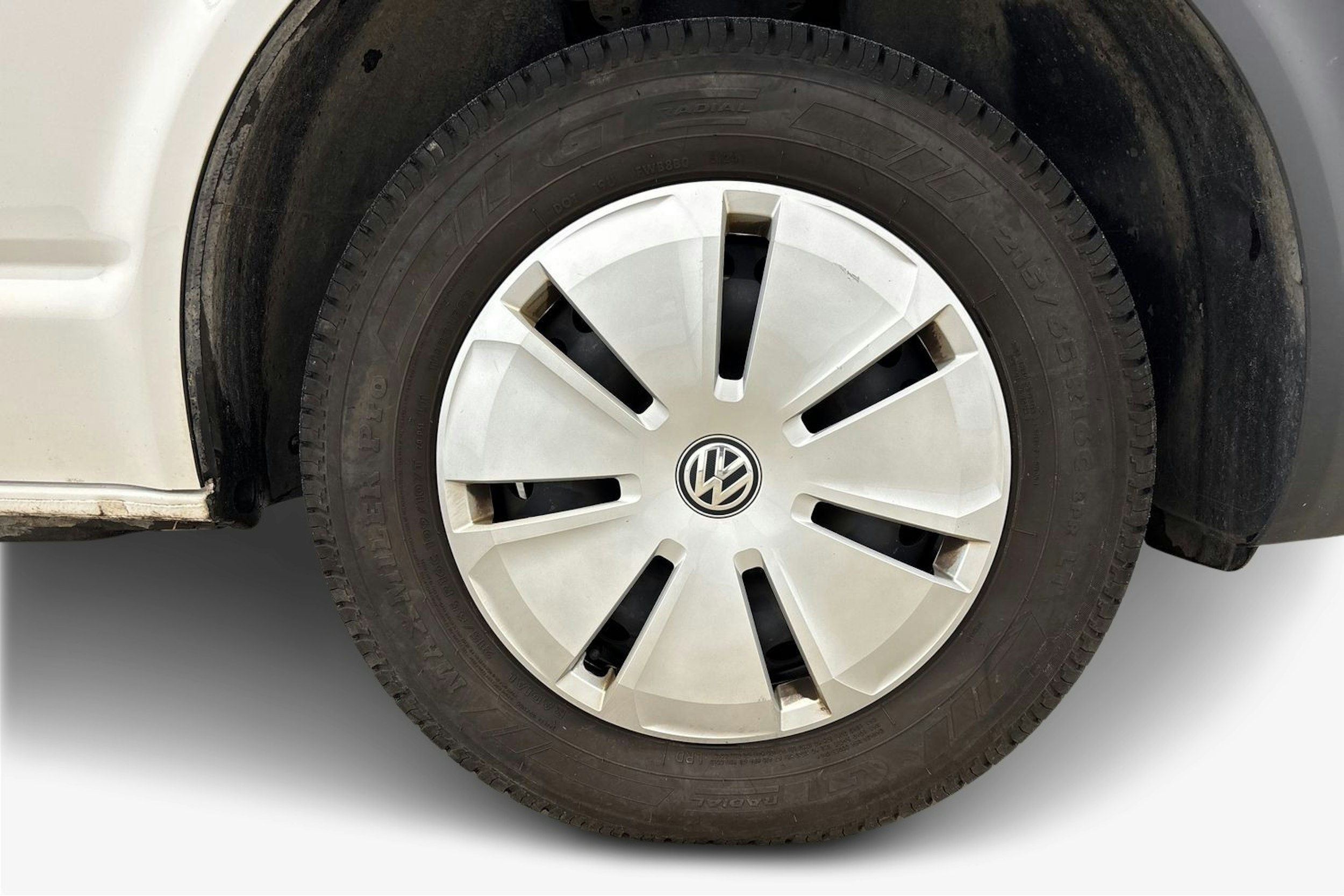 valkoinen Volkswagen Transporter 2023 kuva 10.