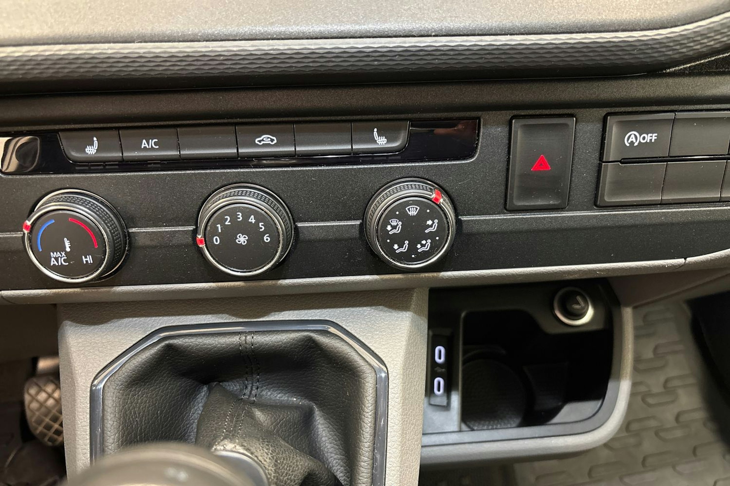 valkoinen Volkswagen Transporter 2023 kuva 17.