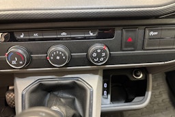 valkoinen Volkswagen Transporter 2023 kuva 17.