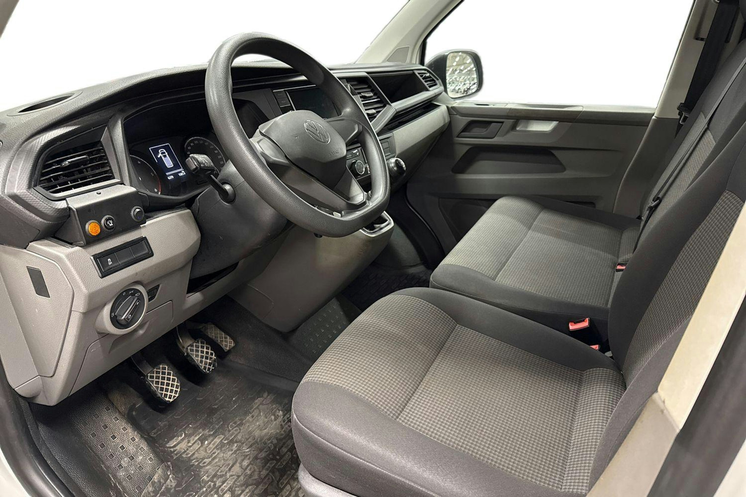 valkoinen Volkswagen Transporter 2023 kuva 3.