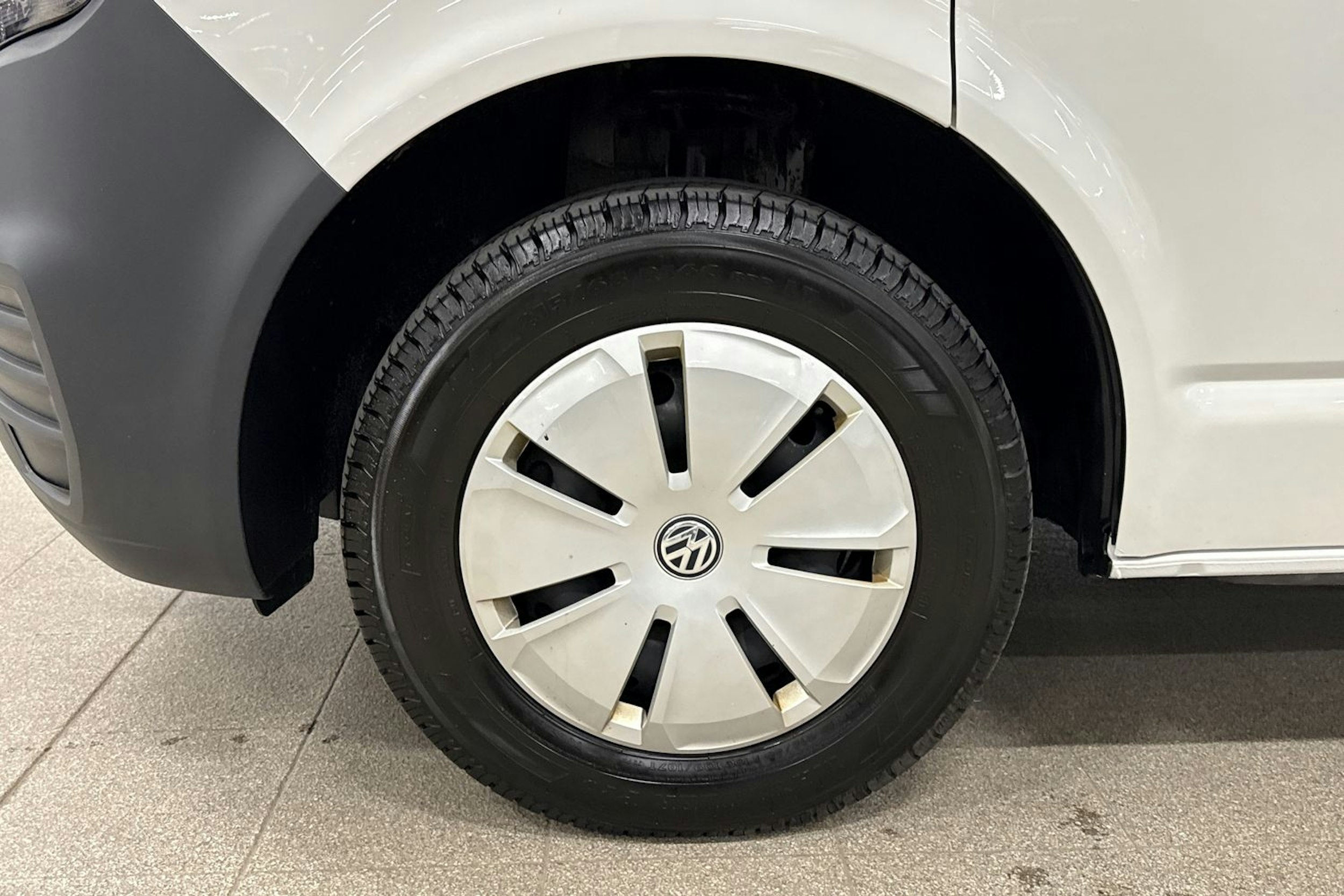 valkoinen Volkswagen Transporter 2023 kuva 9.