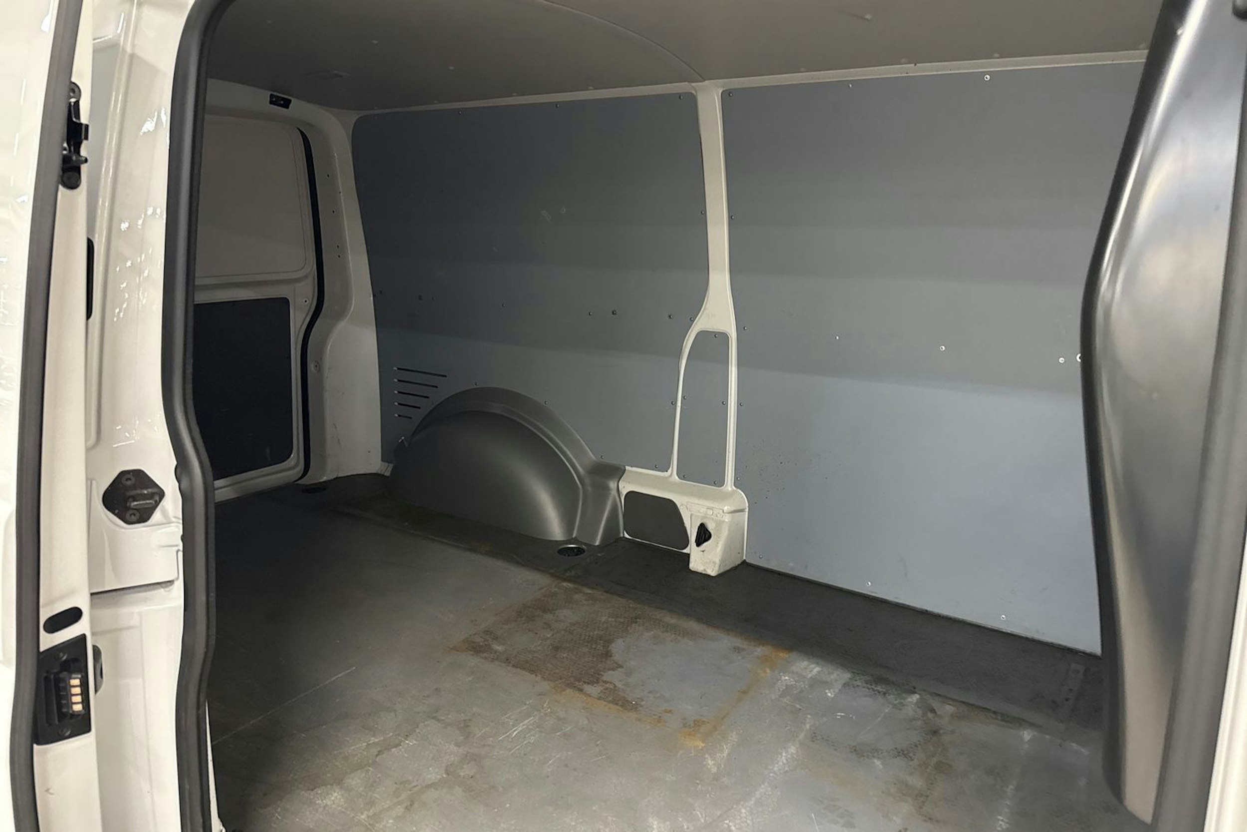 valkoinen Volkswagen Transporter 2023 kuva 10.