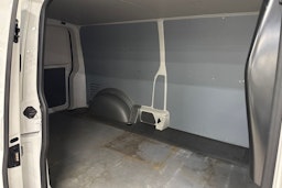 valkoinen Volkswagen Transporter 2023 kuva 10.