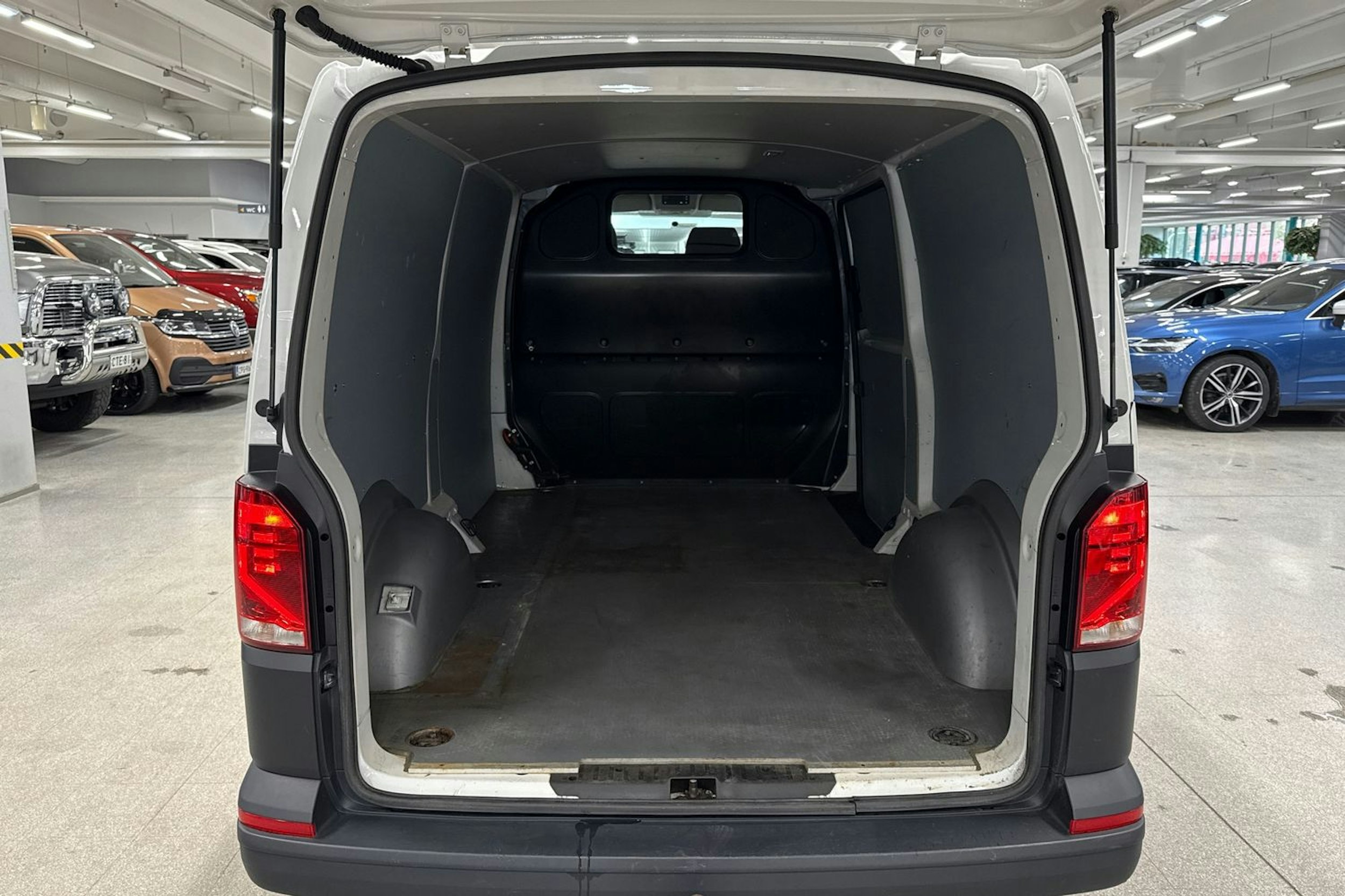 valkoinen Volkswagen Transporter 2023 kuva 11.