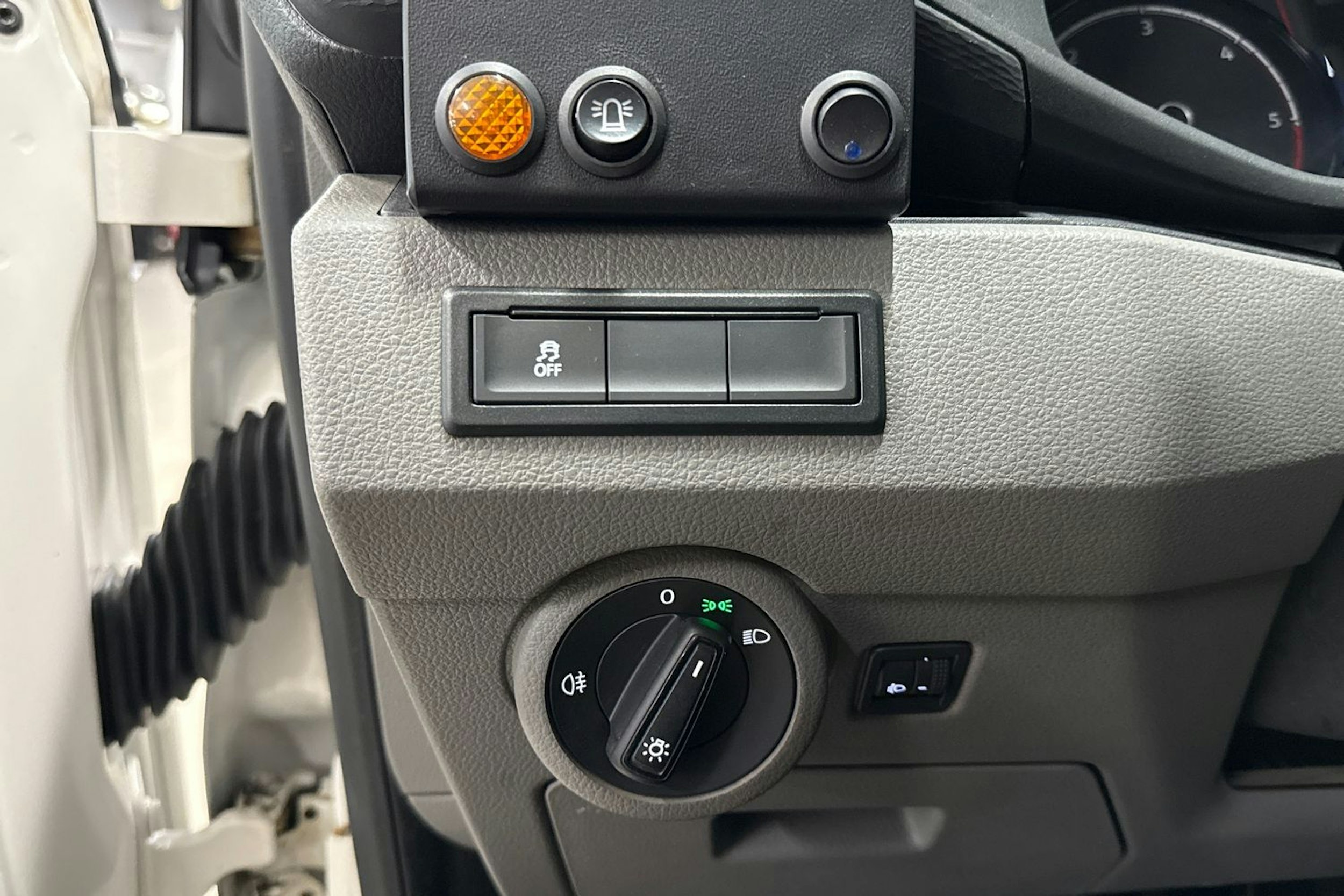 valkoinen Volkswagen Transporter 2023 kuva 13.