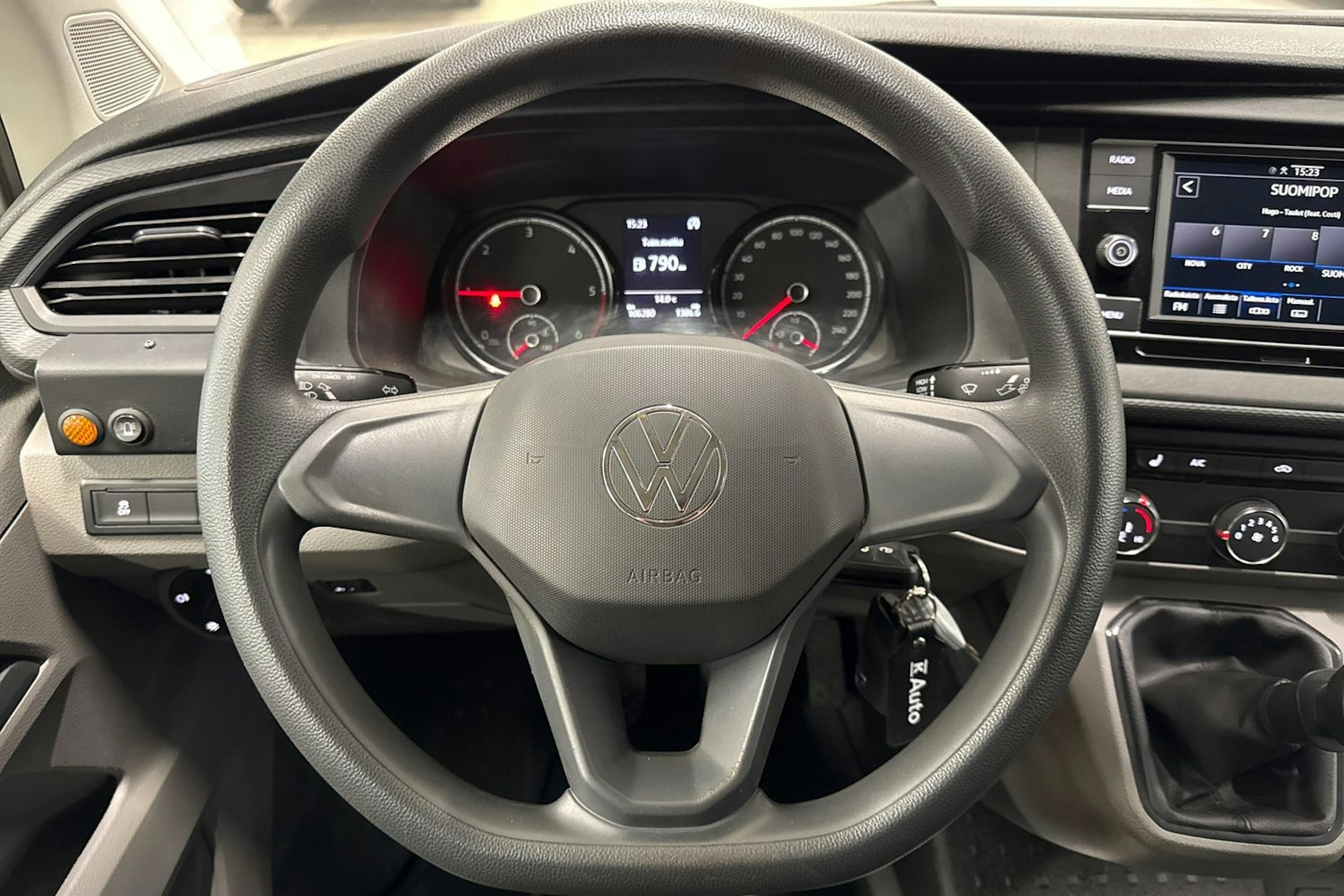 valkoinen Volkswagen Transporter 2023 kuva 14.
