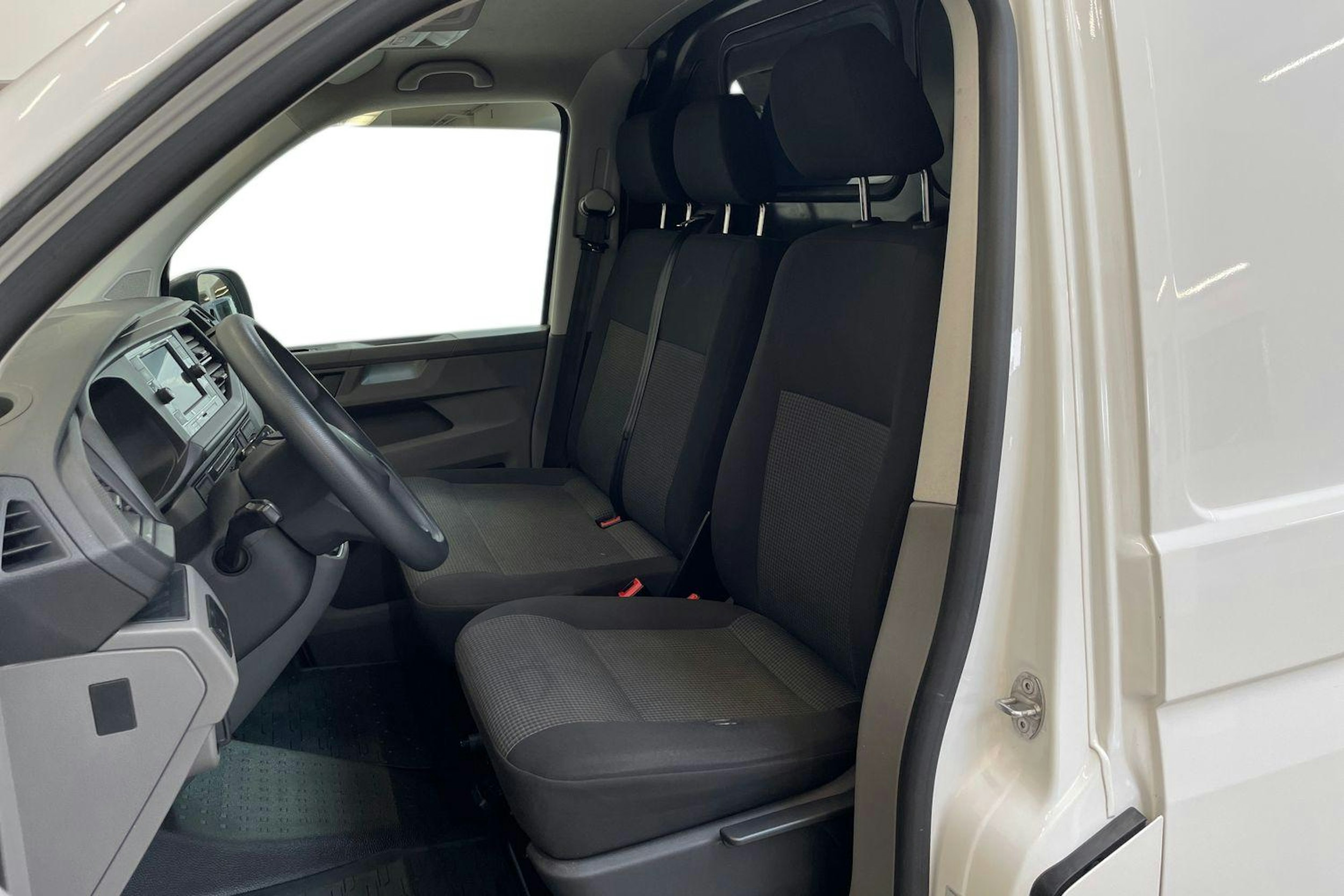 valkoinen Volkswagen Transporter 2023 kuva 7.