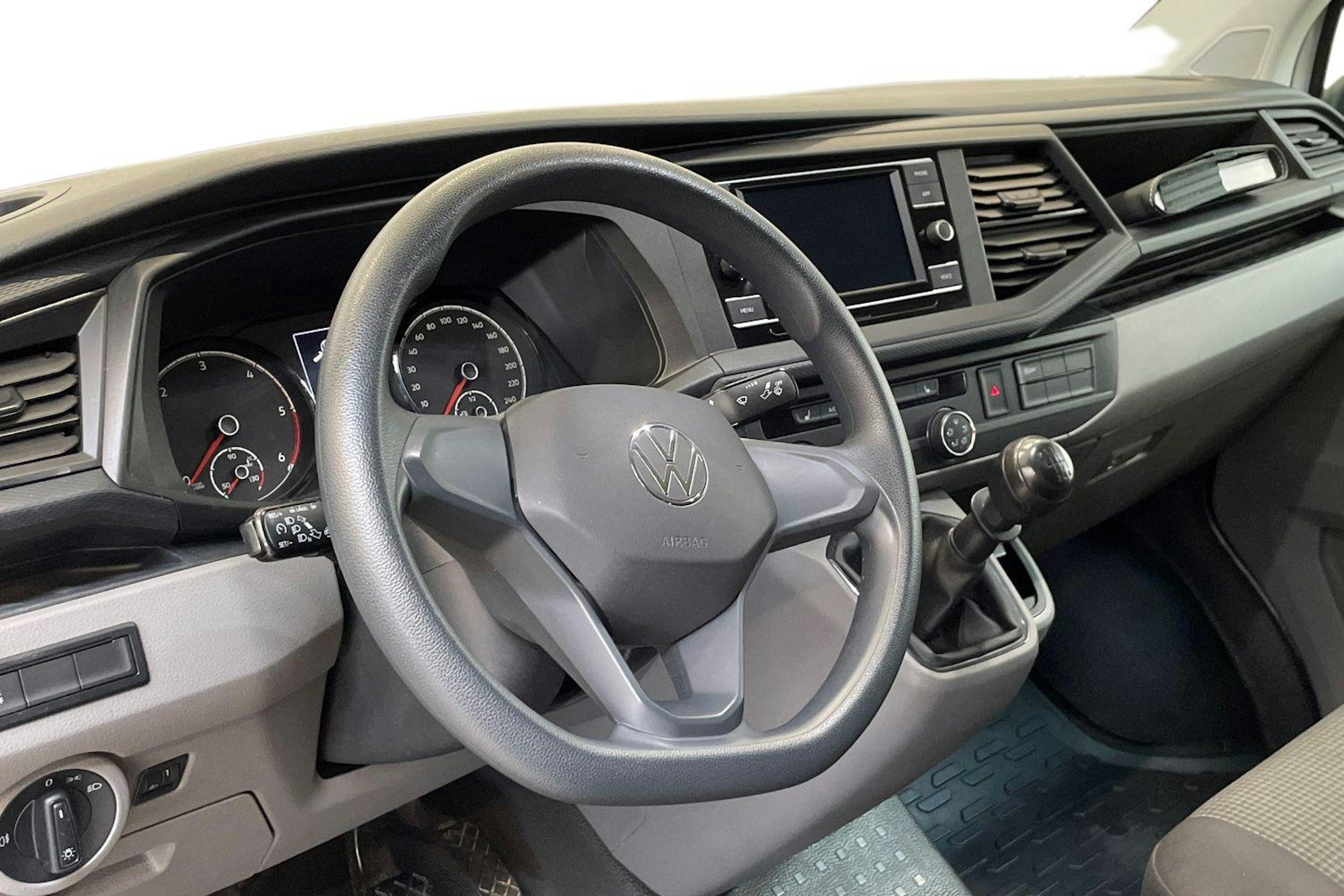 valkoinen Volkswagen Transporter 2023 kuva 9.