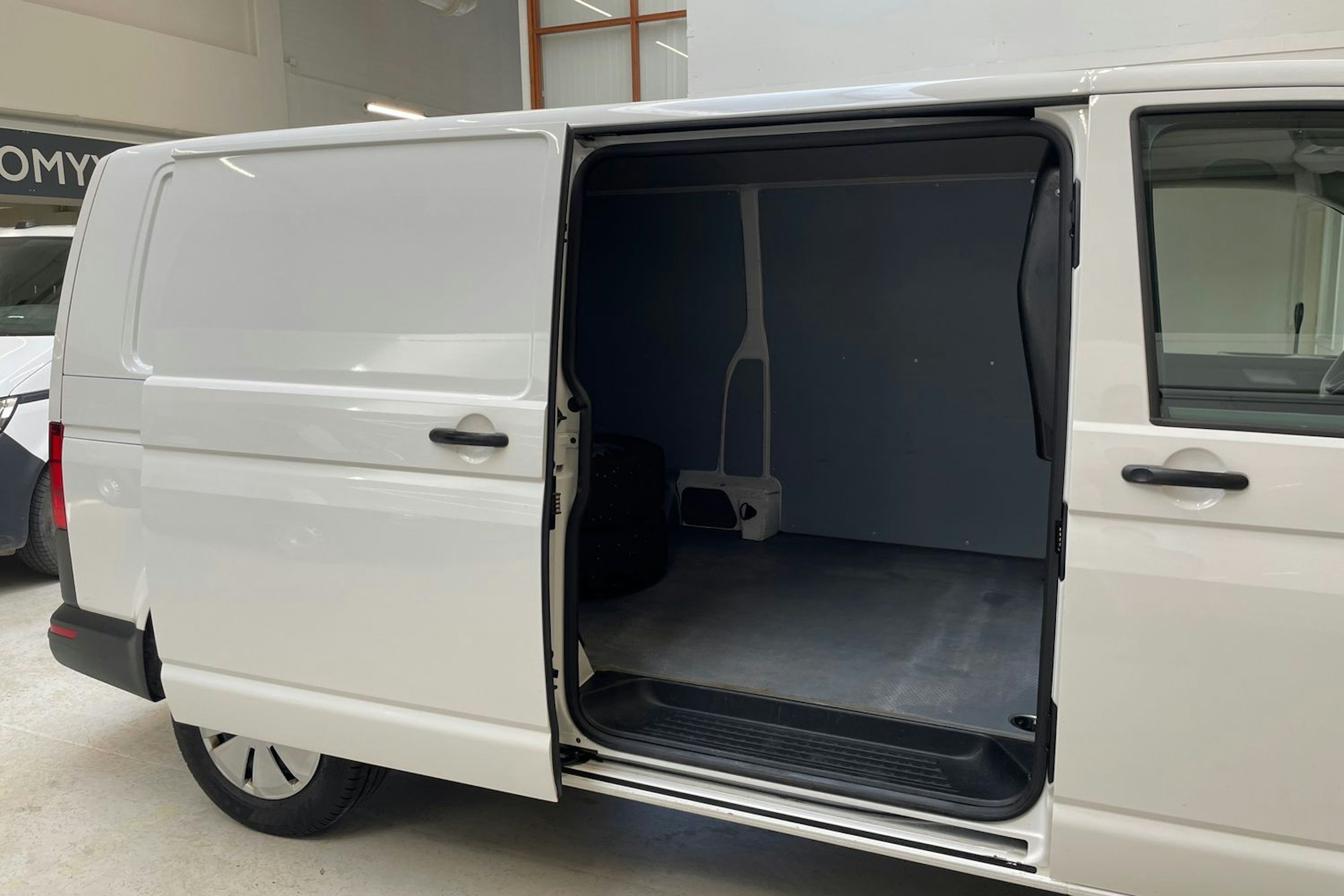 valkoinen Volkswagen Transporter 2023 kuva 12.