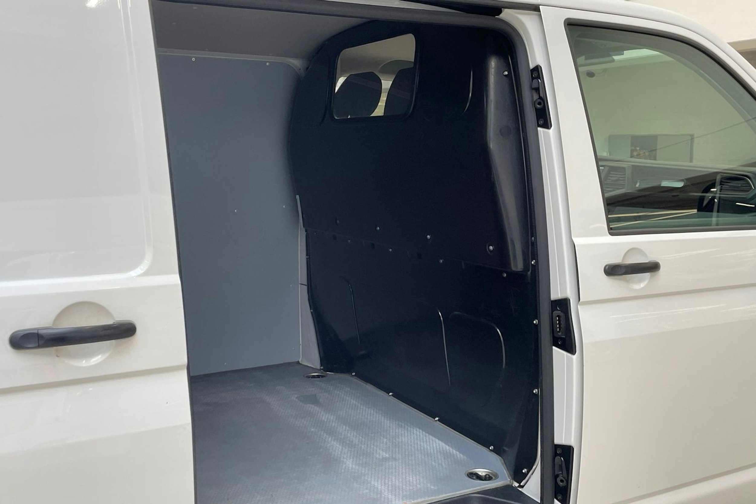 valkoinen Volkswagen Transporter 2023 kuva 13.