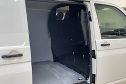 valkoinen Volkswagen Transporter 2023 kuva 13.